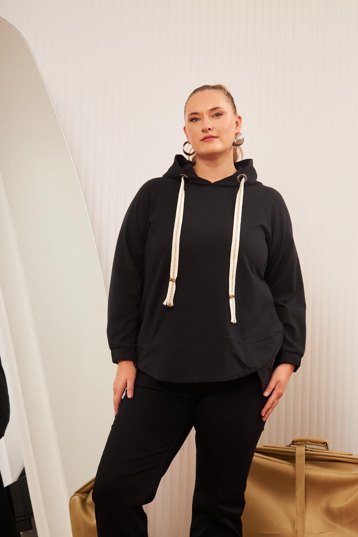 Büyük Beden Süslemeli Bağcıklı Kordon Sweatshirt Siyah