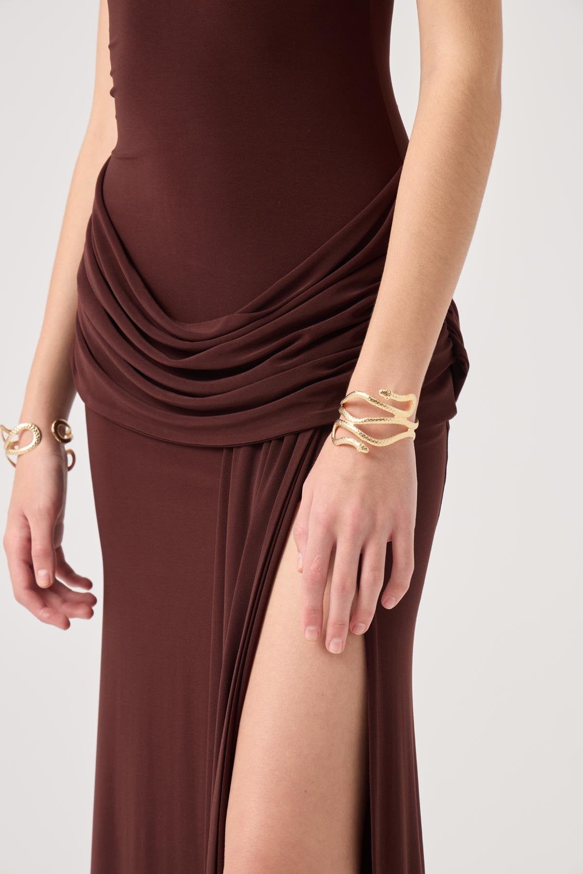 Balıkçı Yaka Yırtmaçlı Uzun Valentina Elbise Kahve