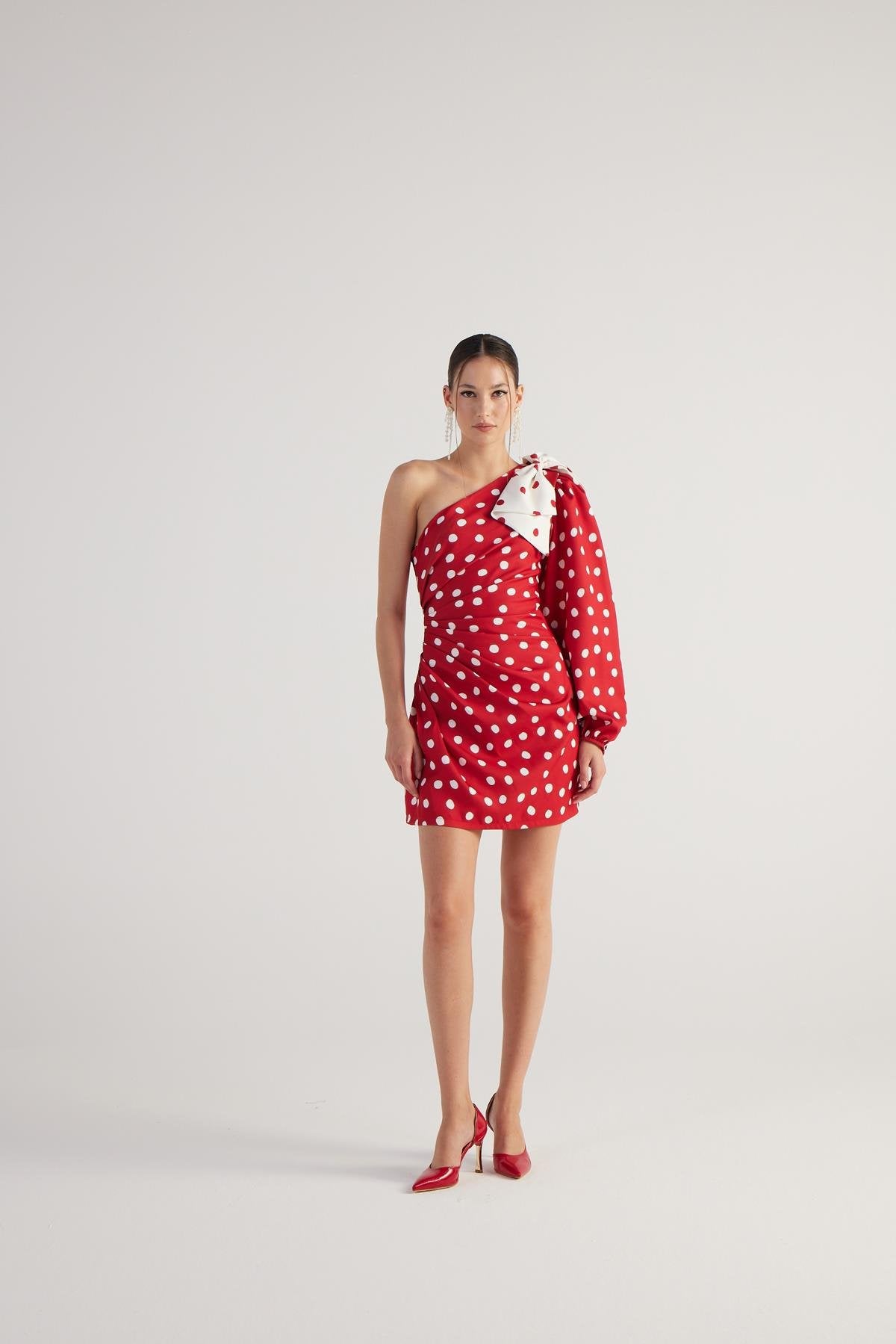Puantiyeli Çıkarılabilir Kurdele Aksesuarlı Tek Kollu Mini Polka Elbise Kırmızı