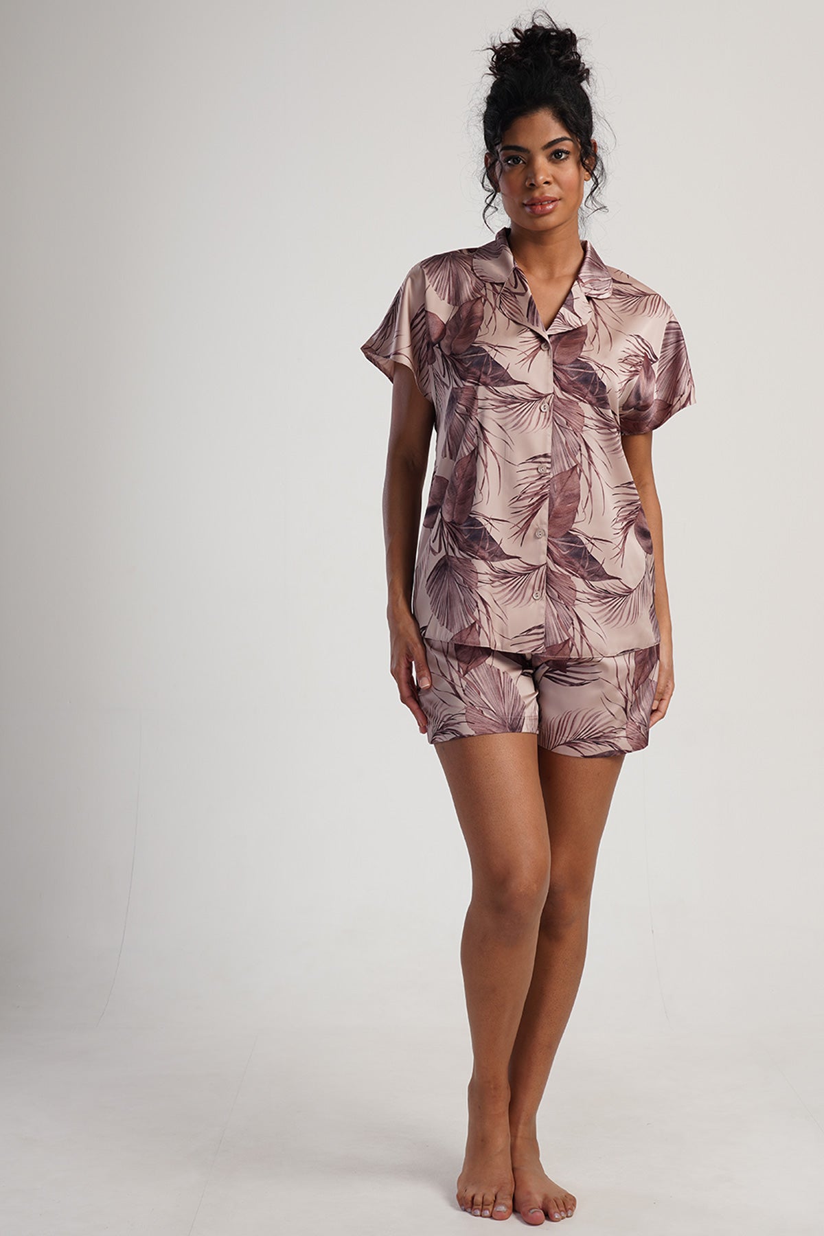 KADIN SATEN TAMAMI DUGMELI KISA KOL SORT TAKIM