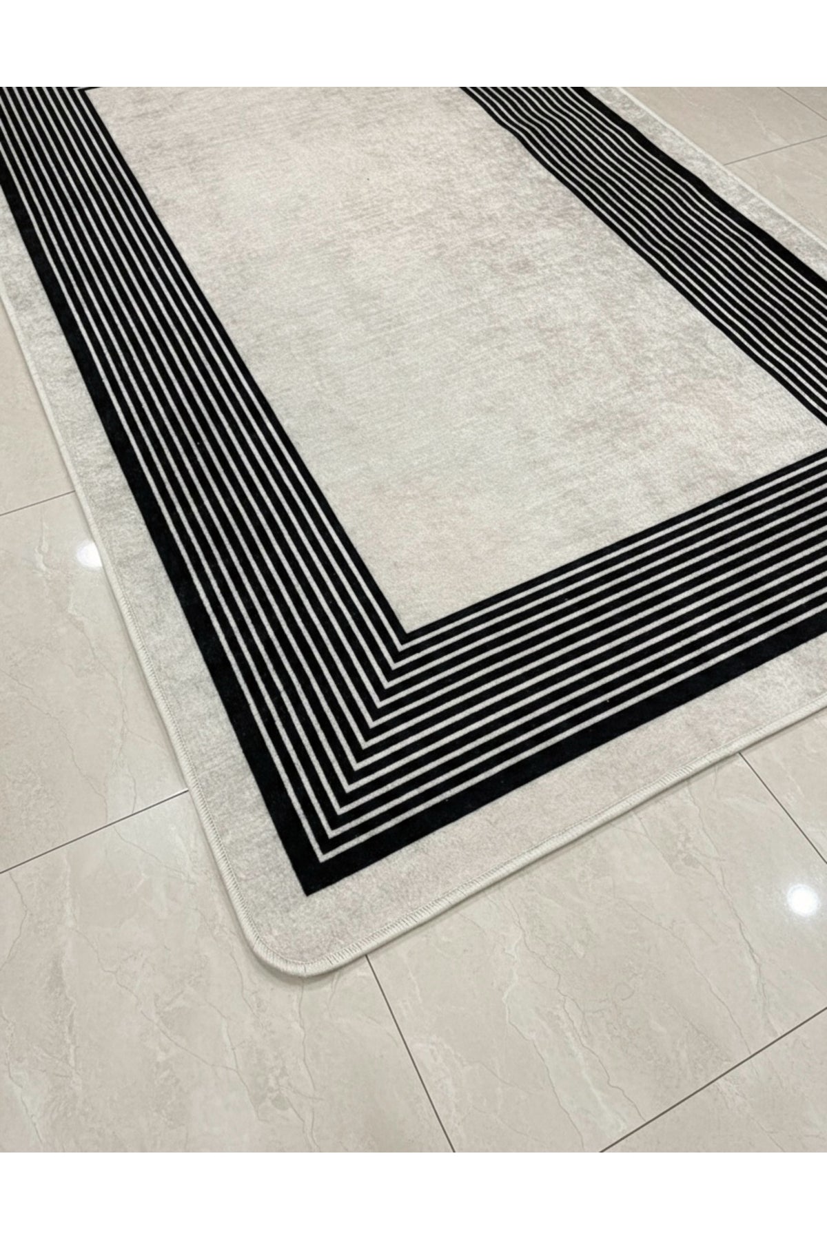 Modern Çizgili Bej-Siyah Renk Lateks Taban Salon ve Yolluk Antre Halı