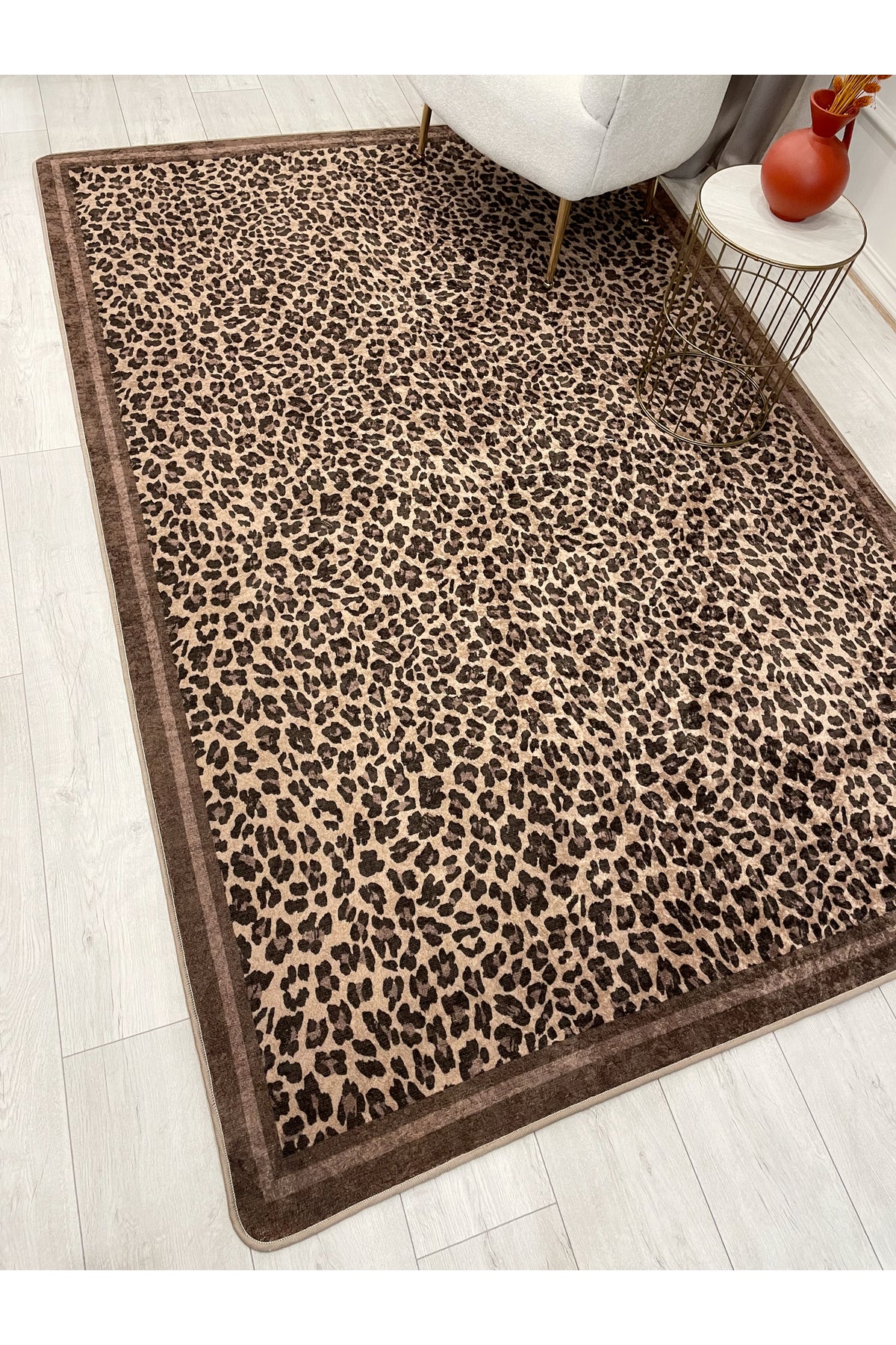 Leopar Desenli Oval Lateks Deri Halı