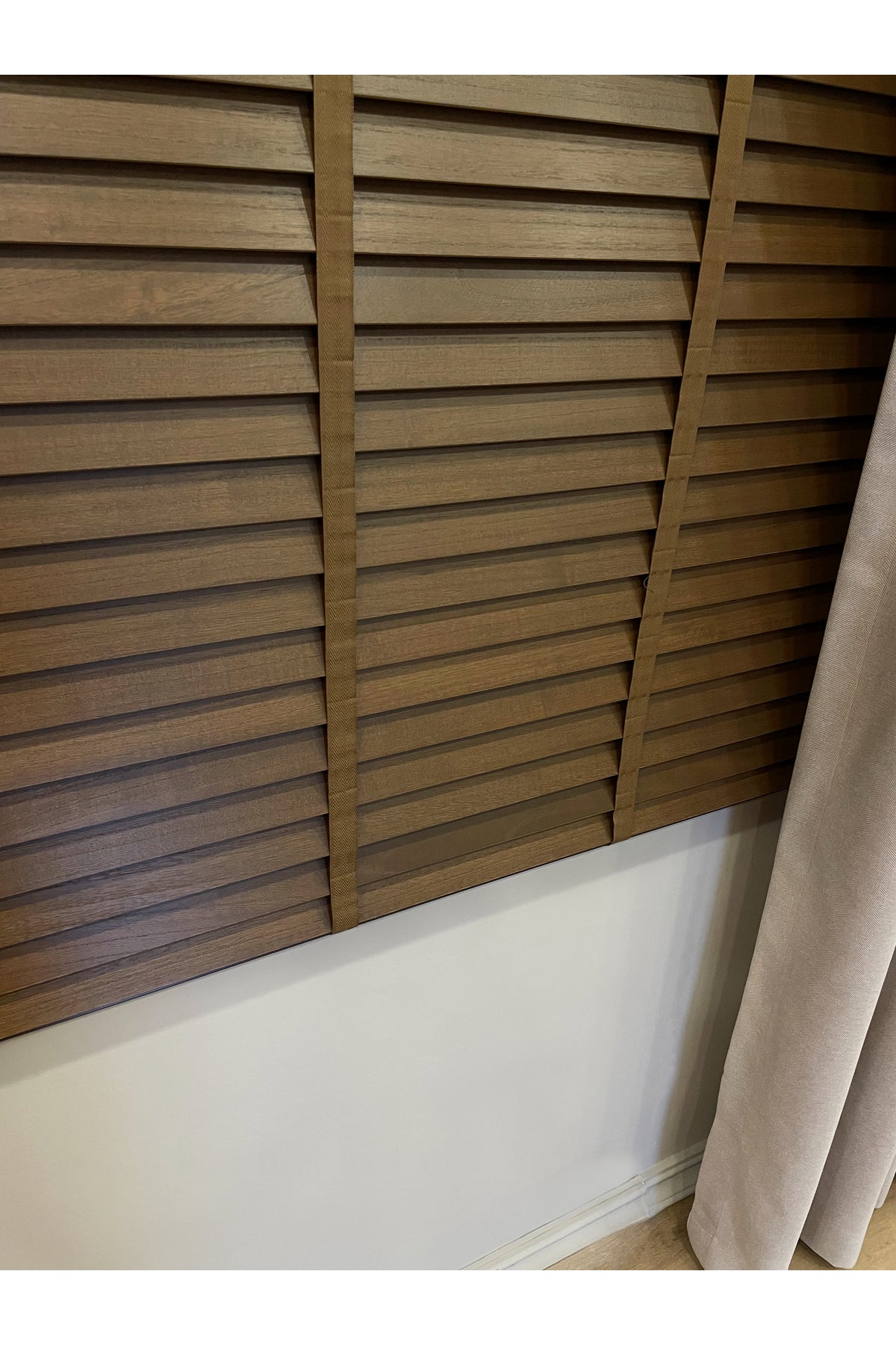 Kahverengi %100 Orijinal Ahşap Jaluzi Perde 50 Mm Ofis Modern Ve Tüm Mekanlar Için