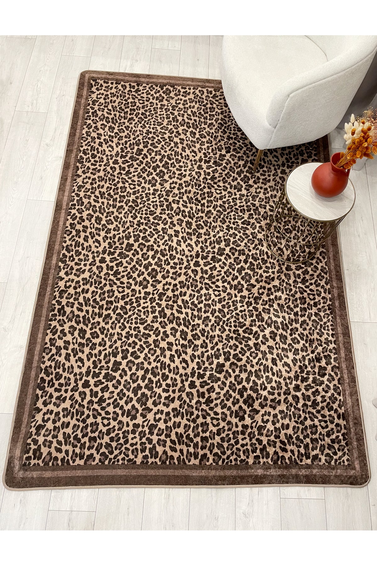Leopar Desenli Oval Lateks Deri Halı