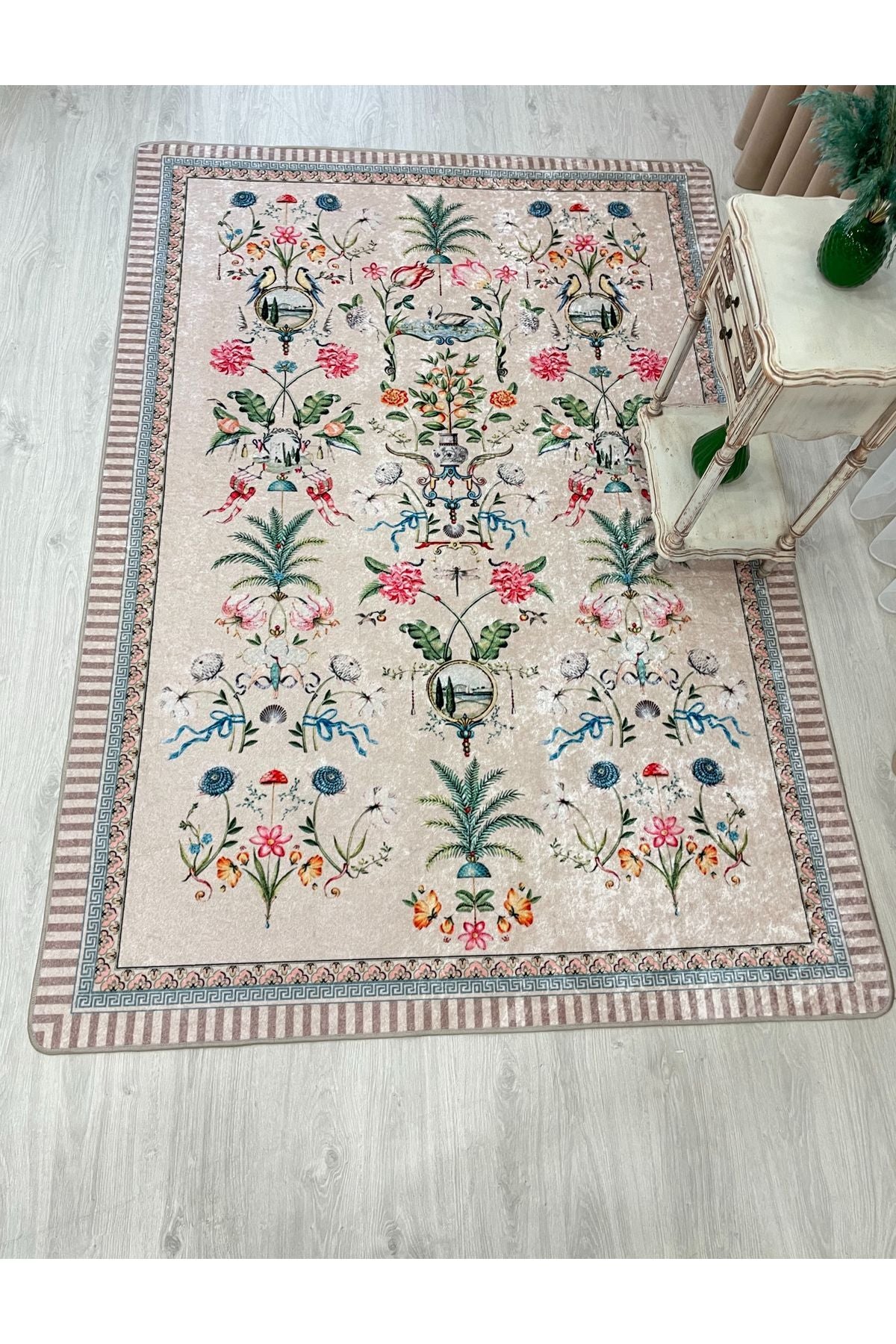 Bej Rengi Çiçekli Kuş Desenli Lateks Deri Taban Halı