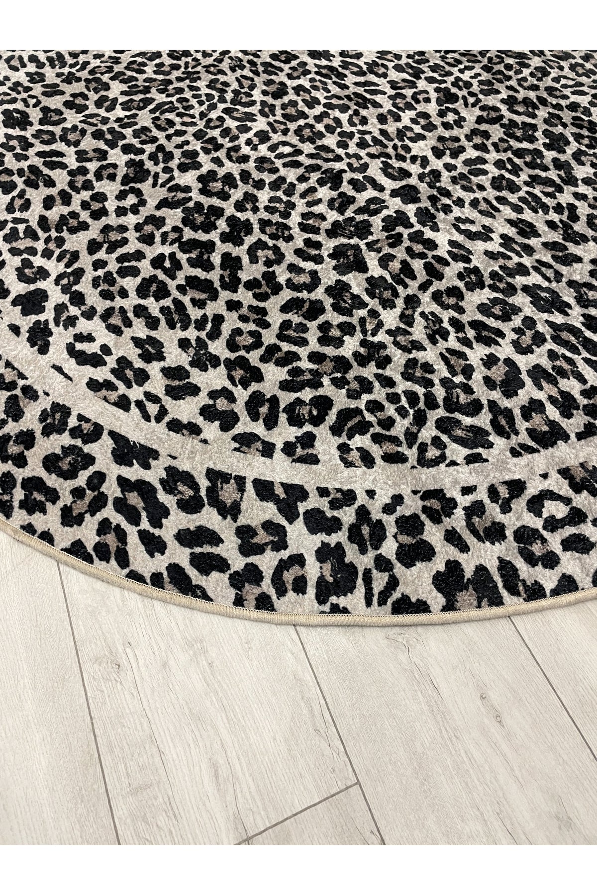Leopar Desenli Oval Lateks Deri Halı