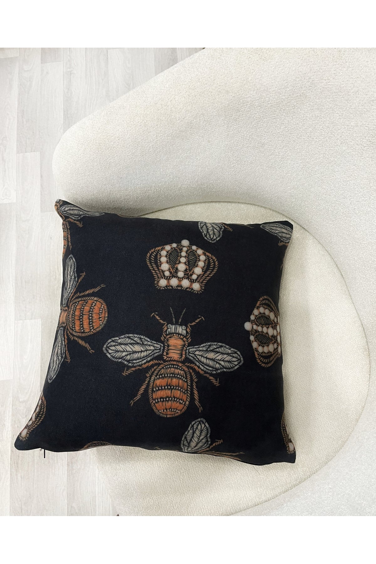 Kraliçe Arı İşleme Görünüm Dokuma Kumaş Kırlent Kılıfı 45x45