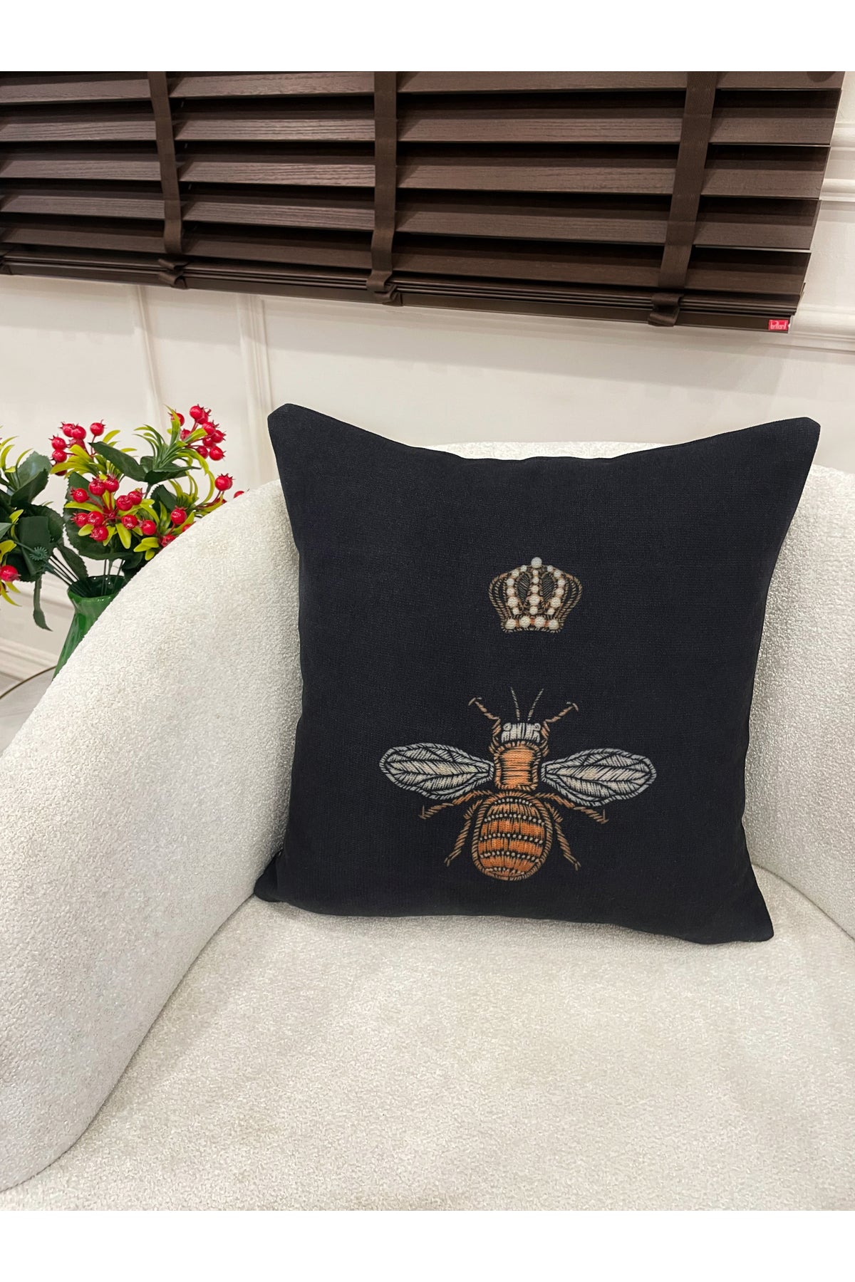 Kraliçe Arı İşleme Görünüm Dokuma Kumaş Kırlent Kılıfı 45x45