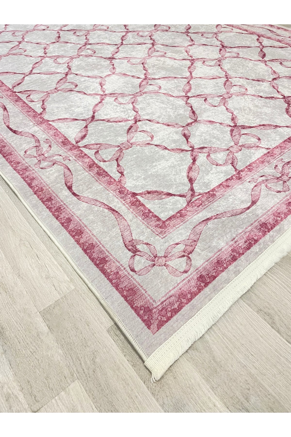 Fiyonk Desenli Lateks Taban Çocuk Halısı