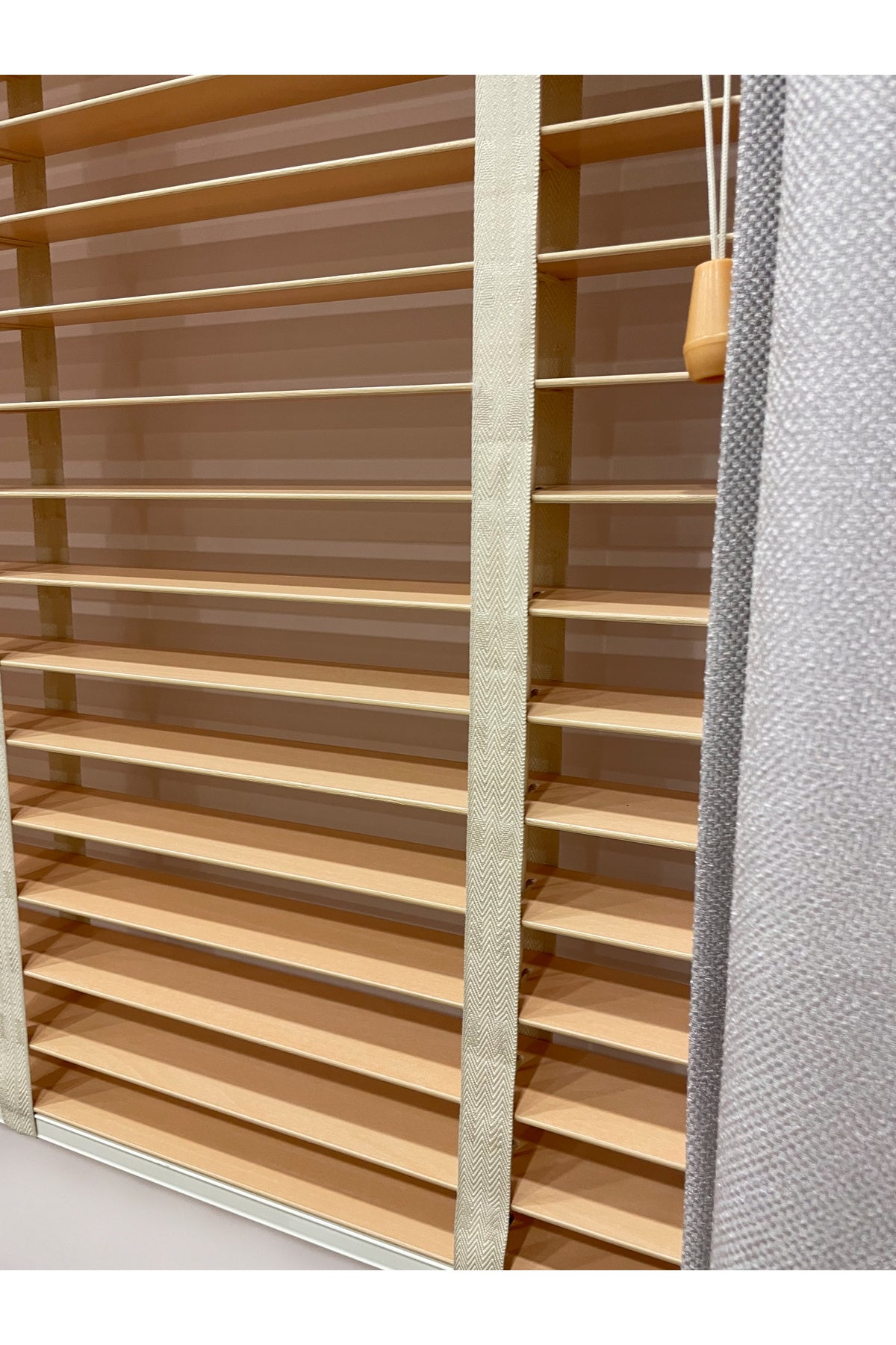 Doğal Ahşap Rengi %100 Orijinal Ahşap Jaluzi Perde 50 Mm Ofis Modern Ve Tüm Mekanlar