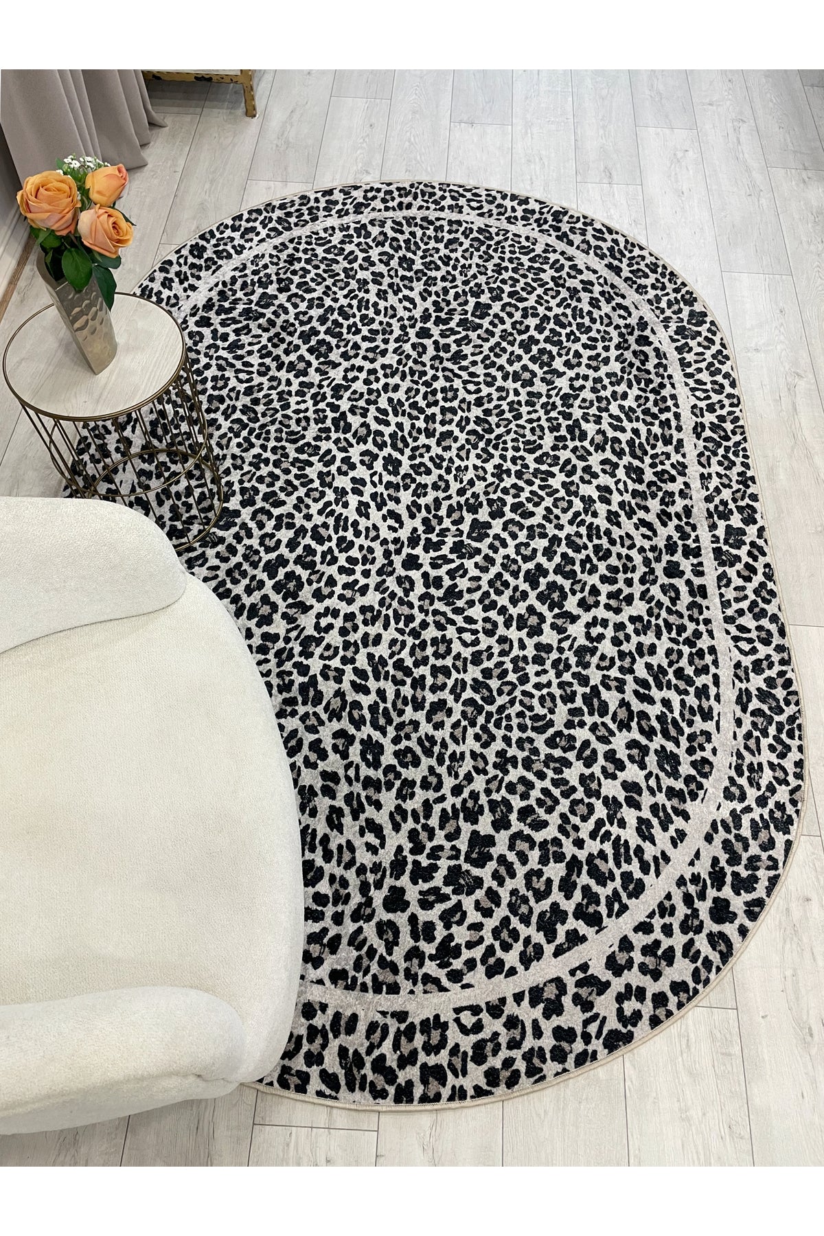 Leopar Desenli Oval Lateks Deri Halı
