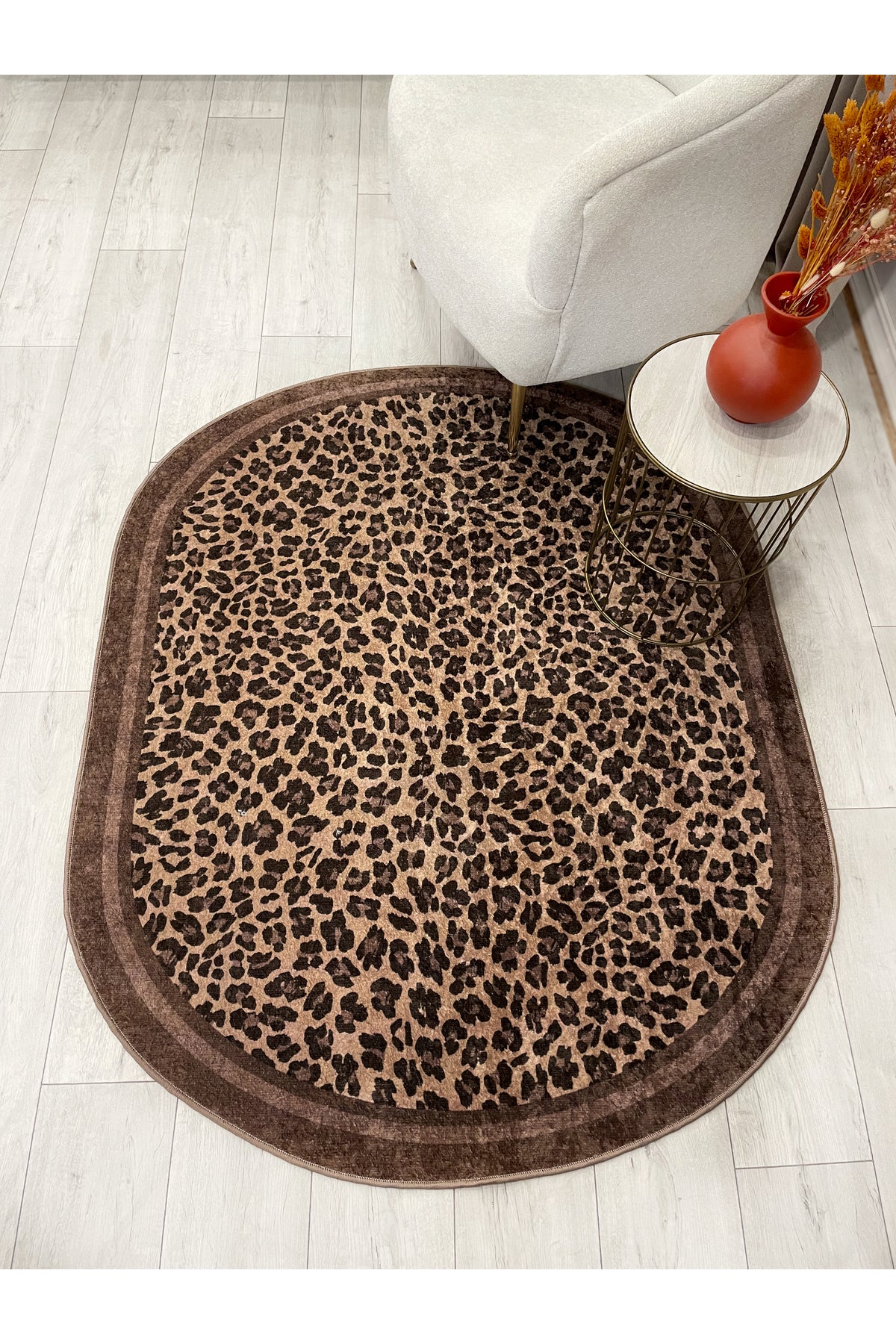 Leopar Desenli Oval Lateks Deri Halı