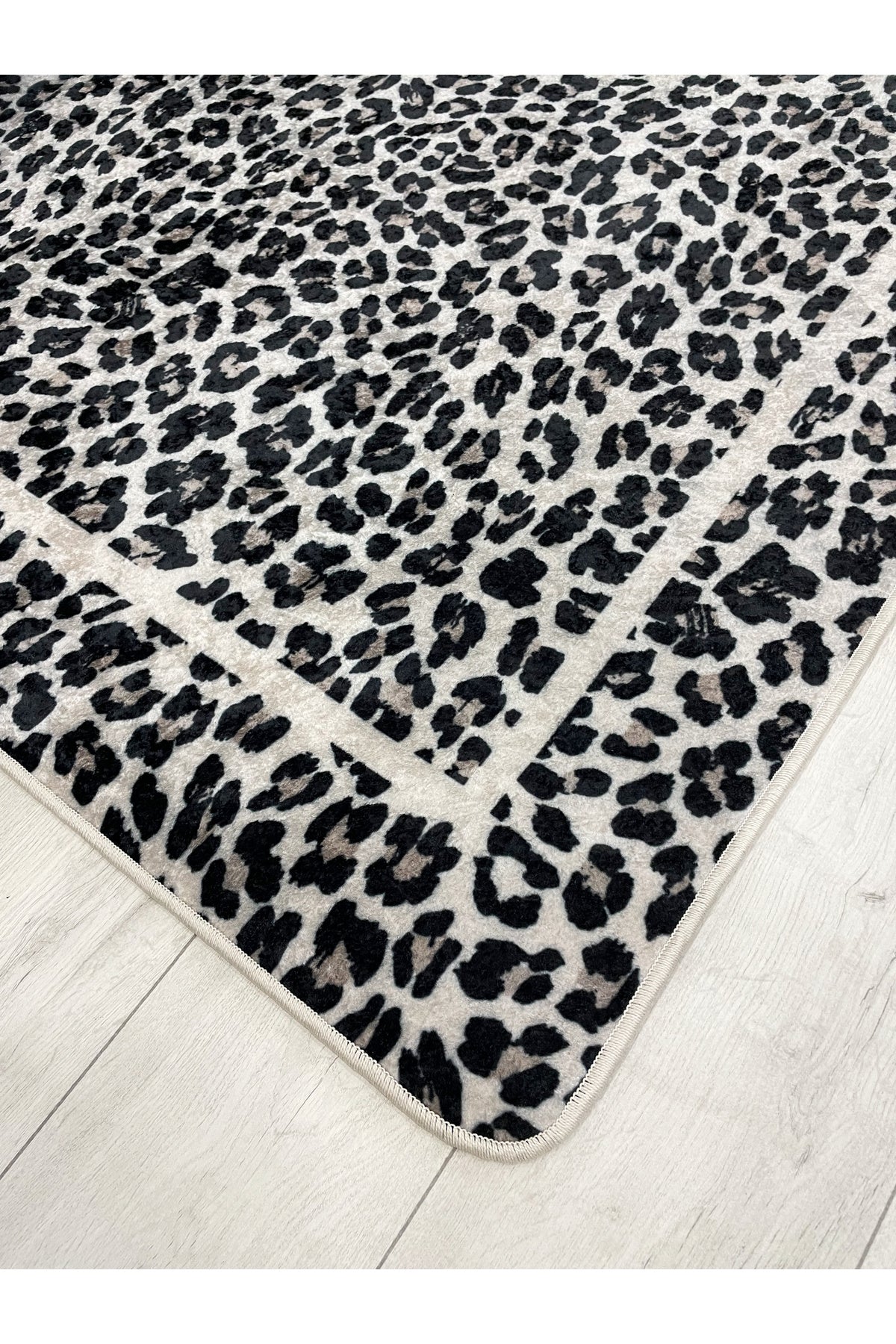 Leopar Desenli Oval Lateks Deri Halı