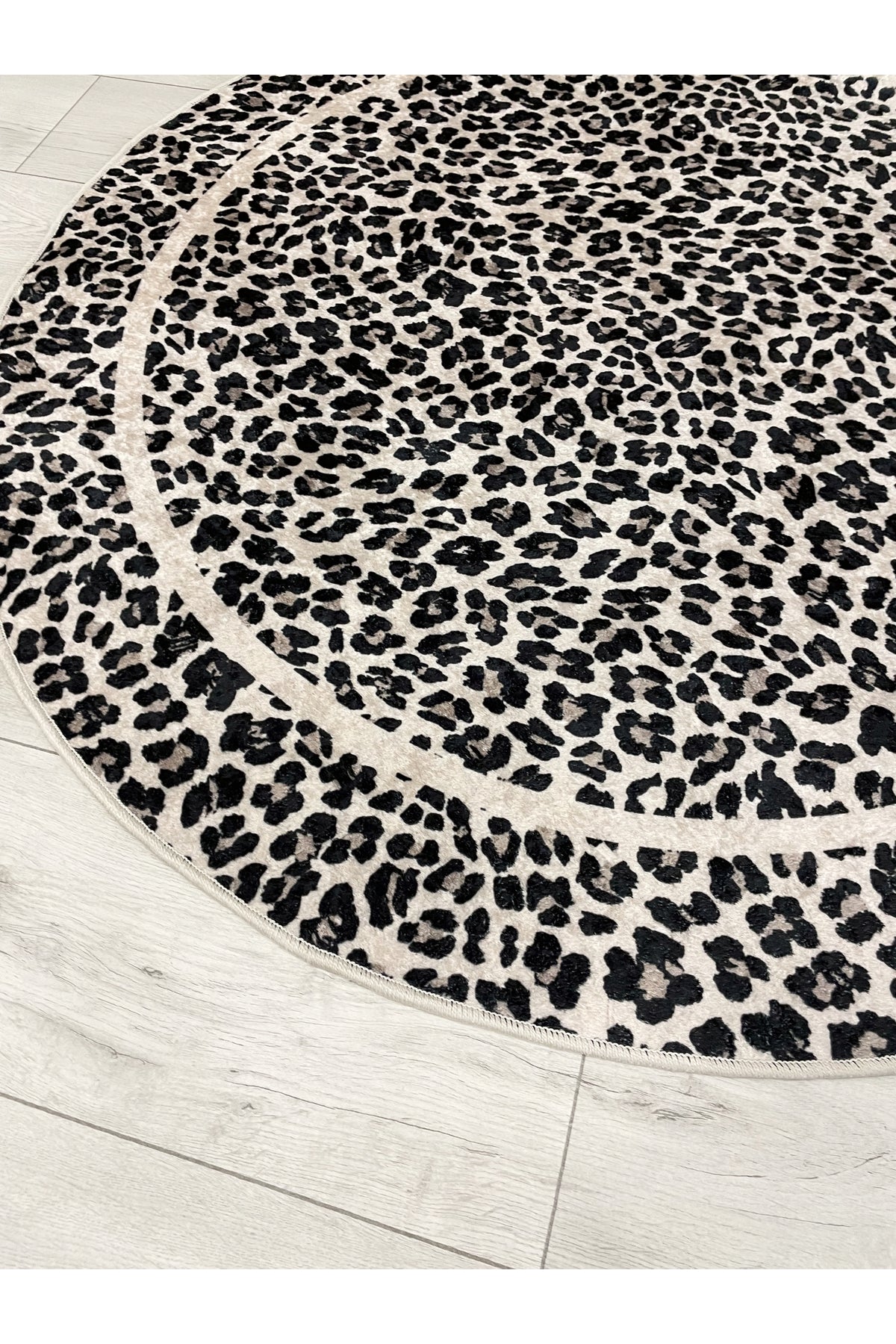 Leopar Desenli Oval Lateks Deri Halı
