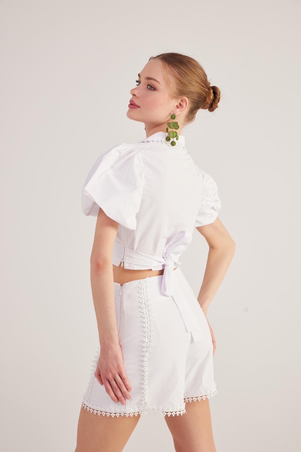 Brode Detaylı, Balon Kollu, Kuşaklı Fairy Gömlek Beyaz