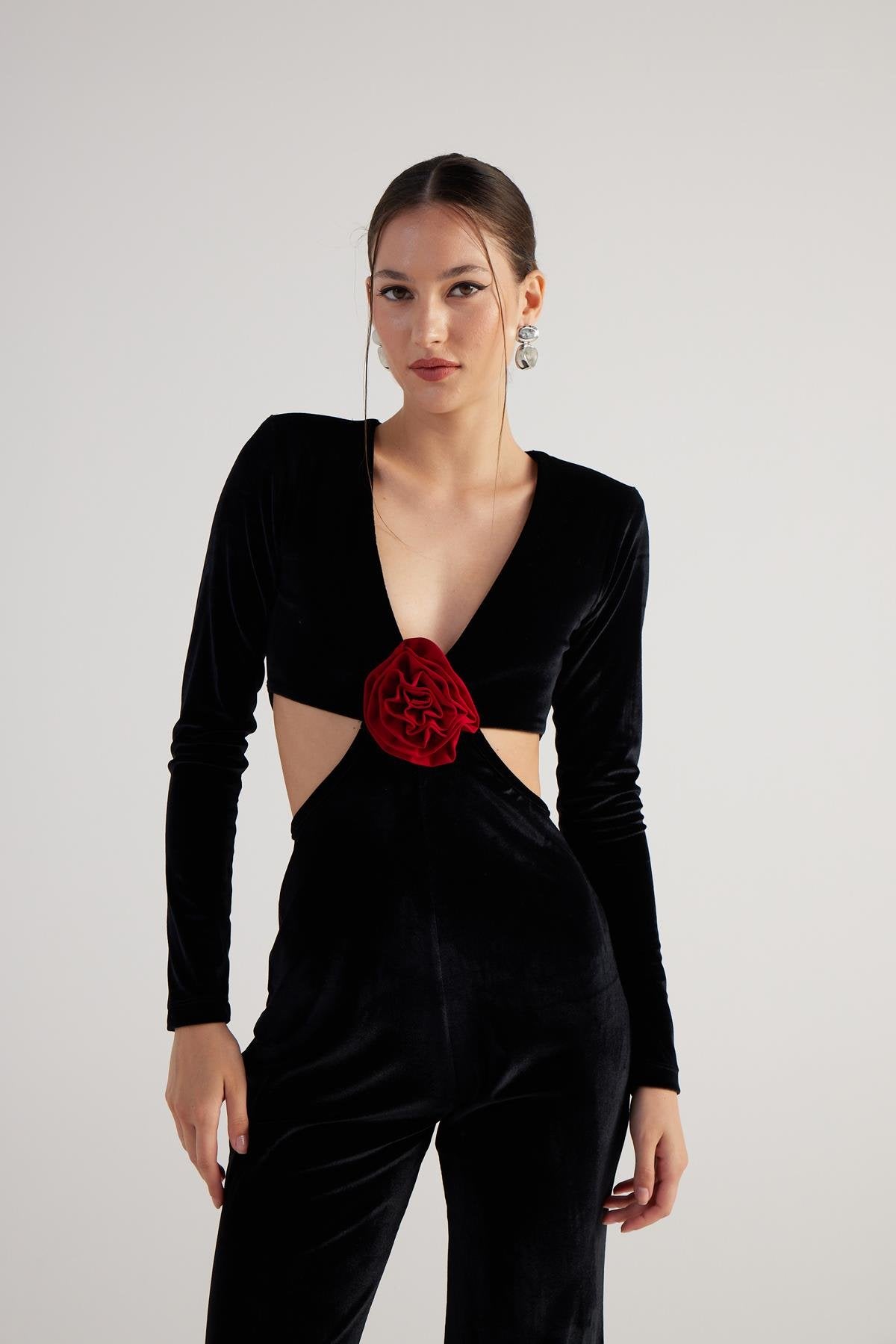 Çiçek Detaylı İspanyol Paça V Yaka Dekolteli Uzun Kollu Samara Tulum Siyah