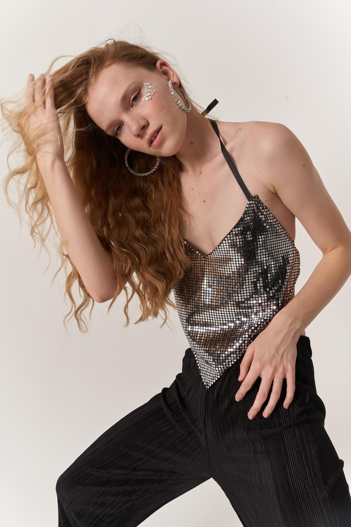 Üçgen Kesim Boyundan Bağlamalı Glammy Crop Gümüş Gri M