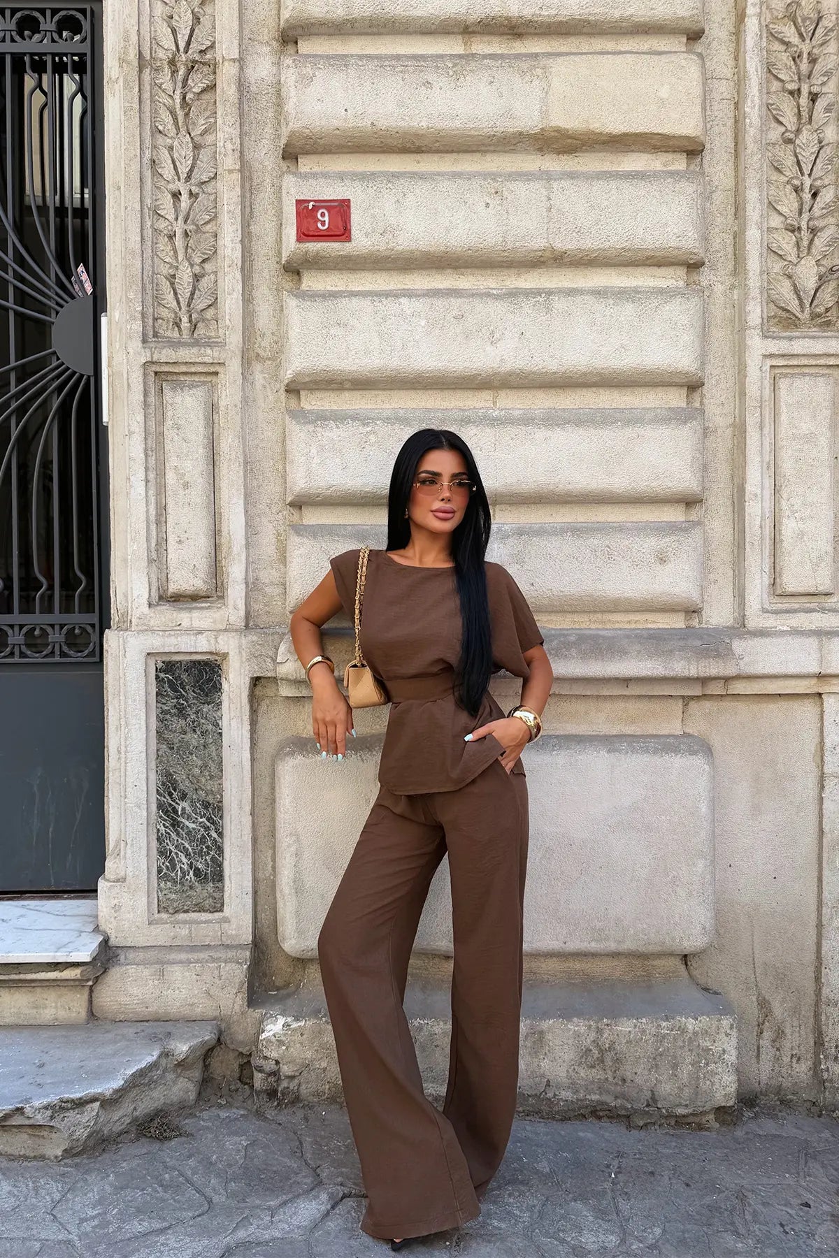 Kahverengi Pantolonlu Takım