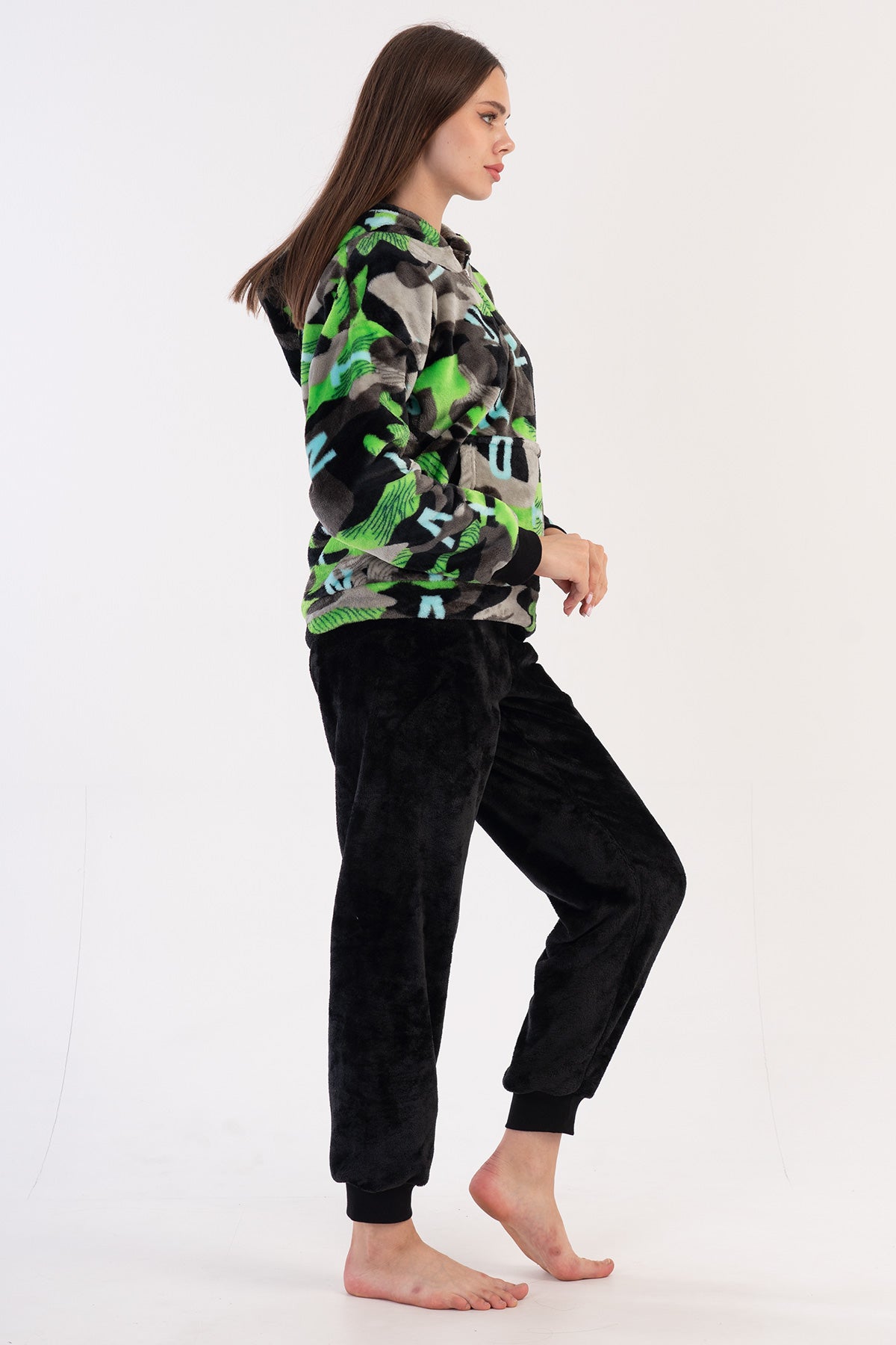 KADIN SOFT KAPSONLU DUSUK OMUZLU YARIM FERMUARLI UZUN KOL KANGURU CEPLI MANSETLI PIJAMA TAKIM