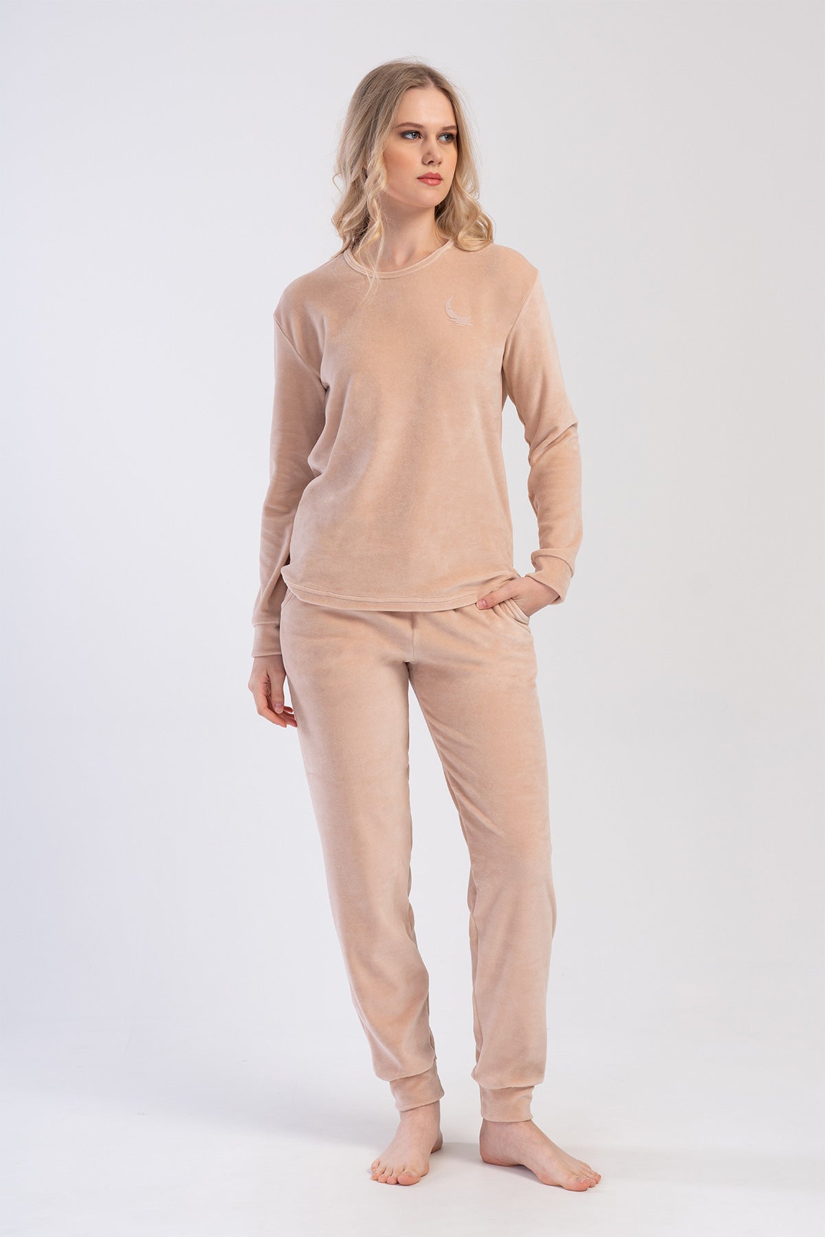 KADIN KADIFE O YAKA DUSUK OMUZLU UZUN KOL MANSETLI CEPLI PIJAMA TAKIM