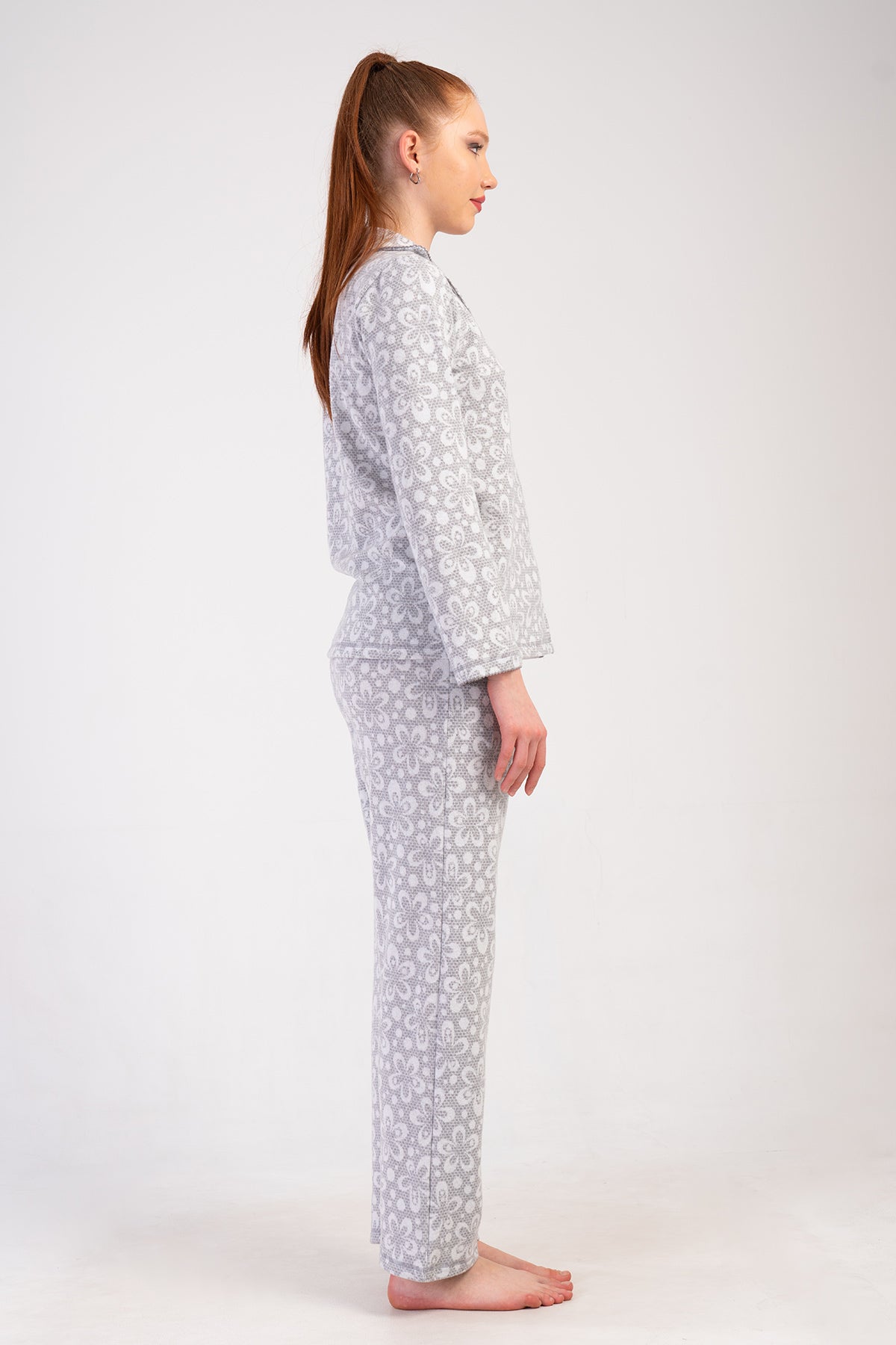 KADIN JAKARLI INTERLOK GOMLEK YAKA TAMAMI DUGMELI KROSETALI UZUN KOL CEPLI PIJAMA TAKIM