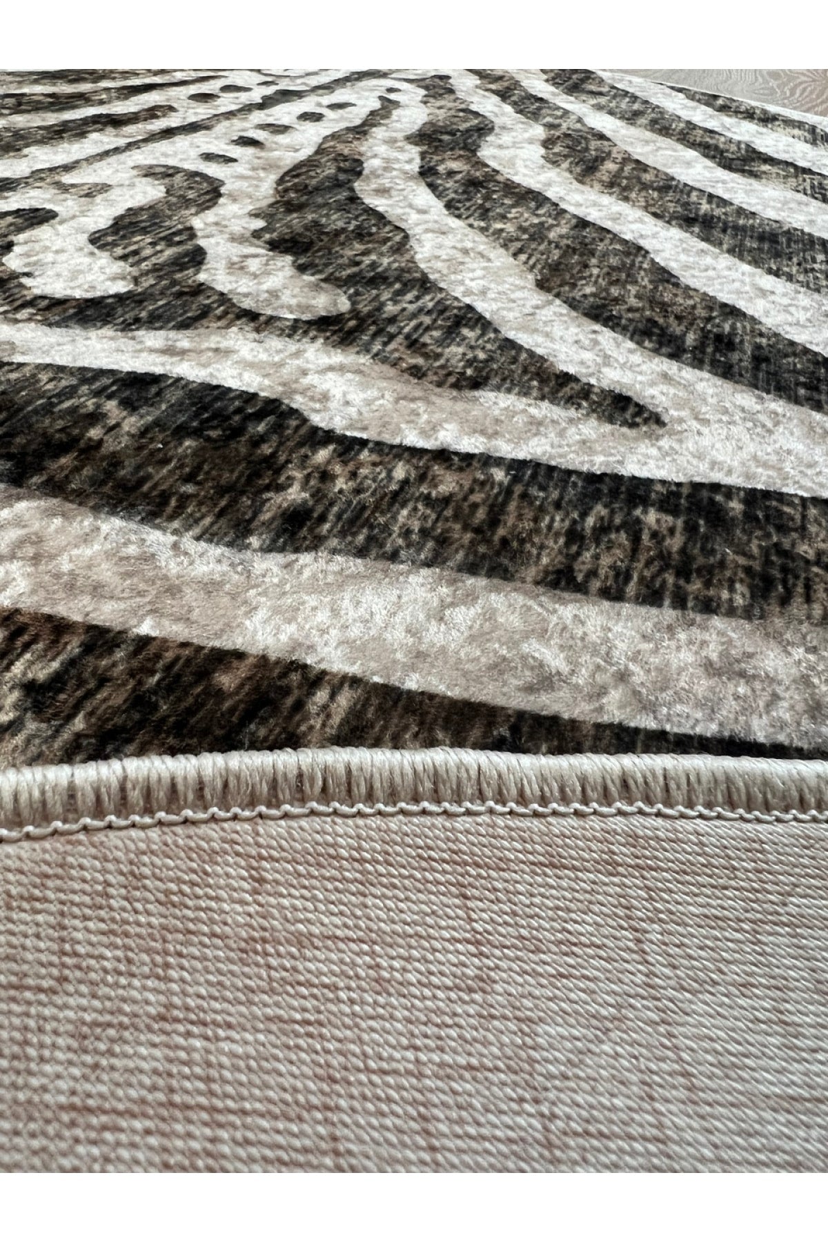 Zebra Desenli Yuvarlak Siyah - Gri Dekoratif Halı