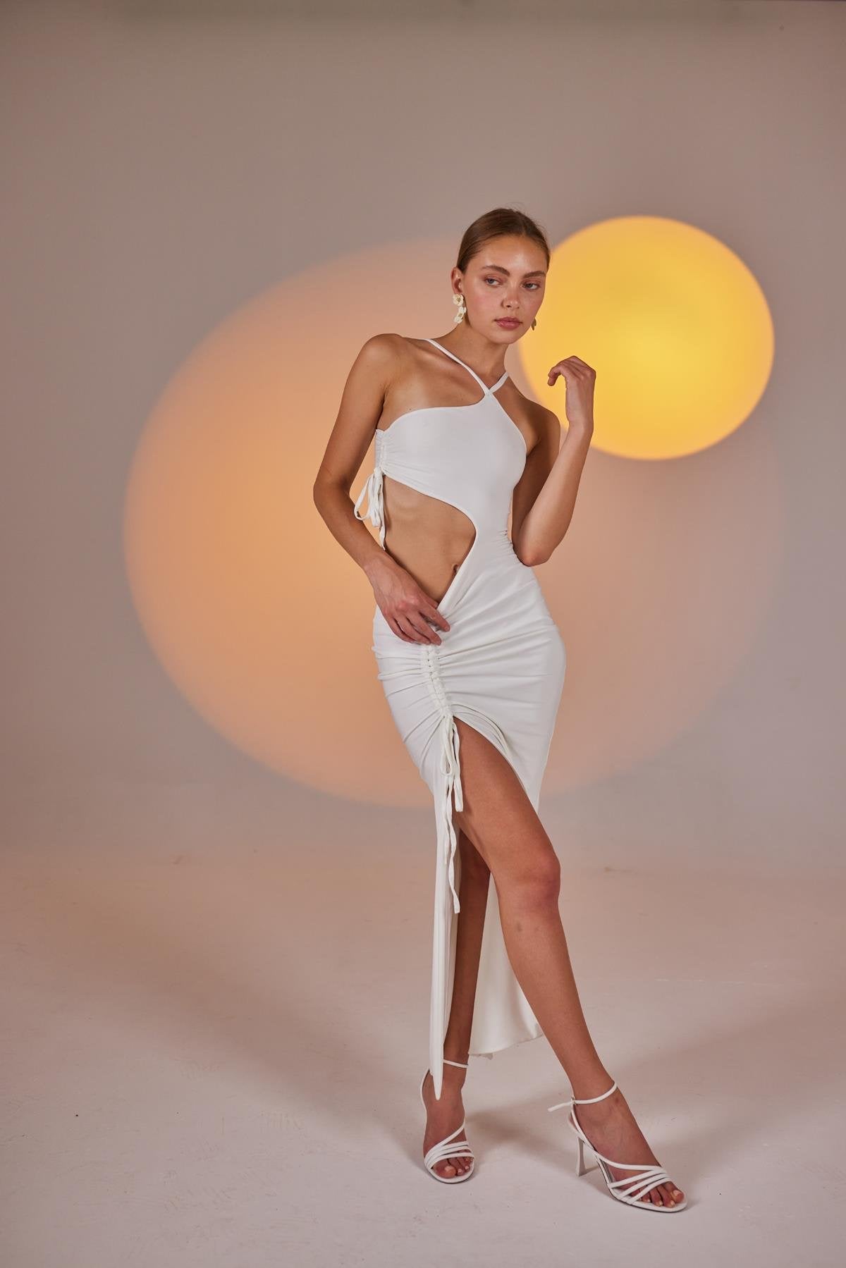 Tek Omuz Göbek Dekolteli Yırtmaçlı Esnek Ellie Elbise Beyaz