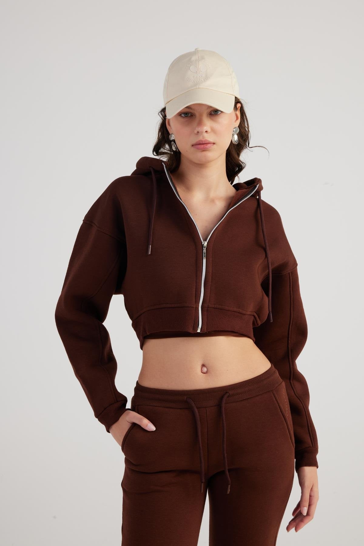 Kadın Kahverengi Kapüşonlu Uzun Kol Fermuarlı Crop Mixed Sweat