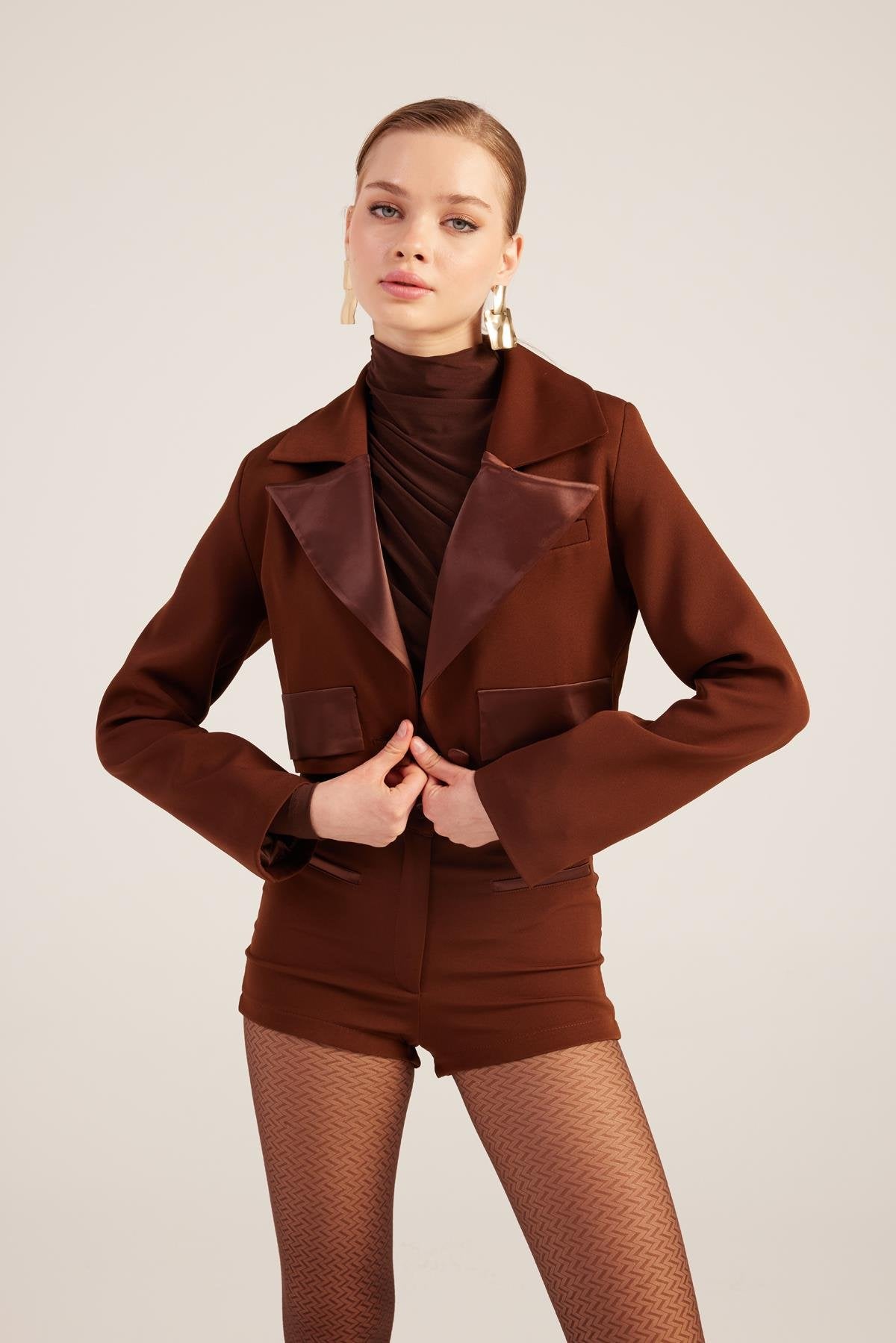 Yakası Saten Detaylı Camila Crop Blazer Ceket Kahve