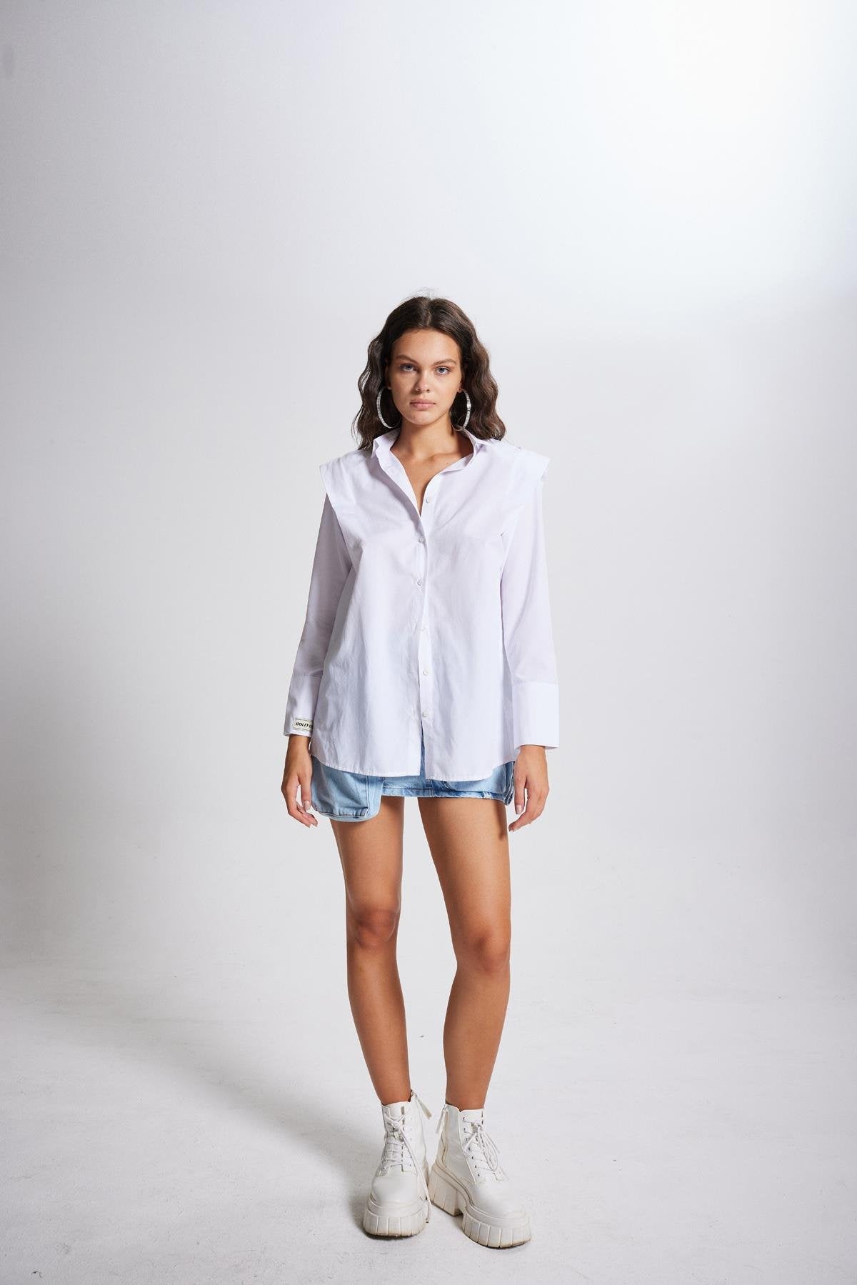 Arkası Pencere Detaylı Vatkalı Oversize Erni Gömlek Beyaz