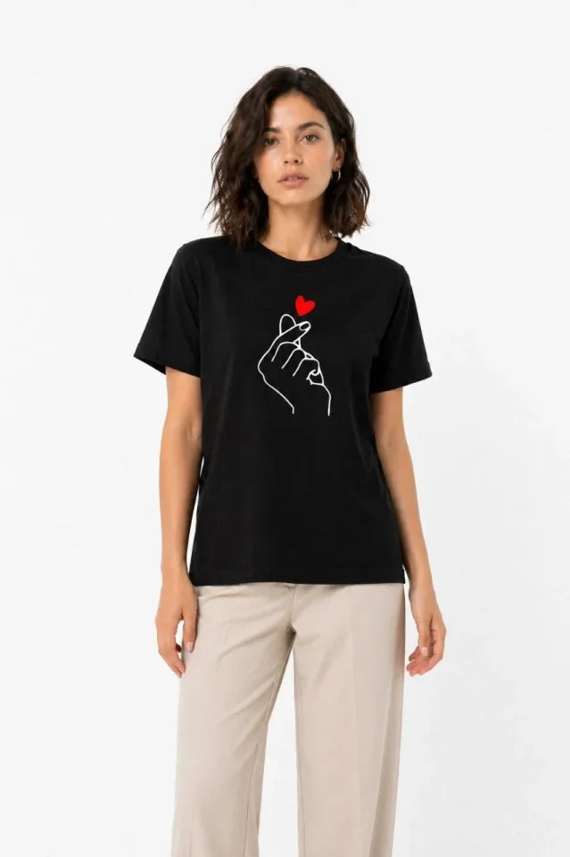 Kore Parmak Kalp Aşk Temalı Minimal Baskılı Tişört Yazlık Kısa Kol T-Shirt - Siyah