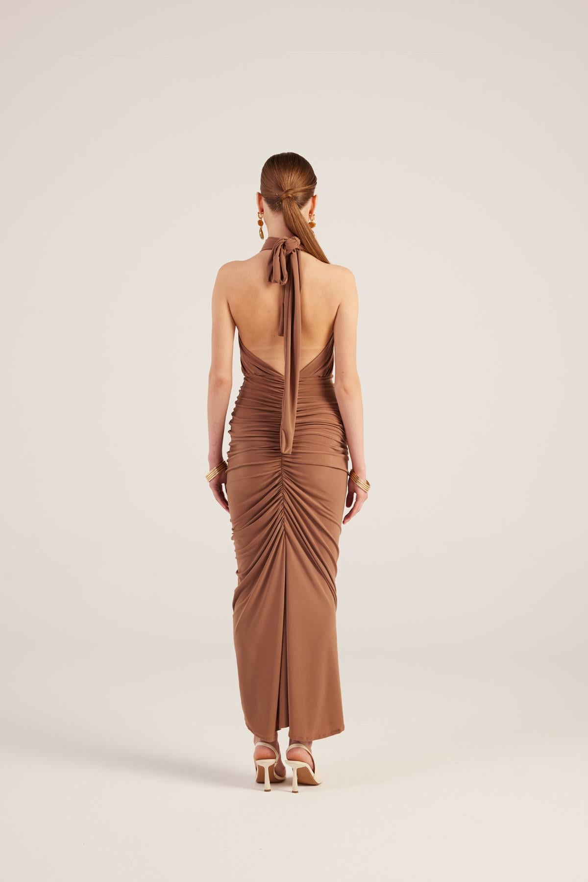 Drape Detaylı Sırtı Açık Yırtmaçlı Uzun Marie Elbise Kahve
