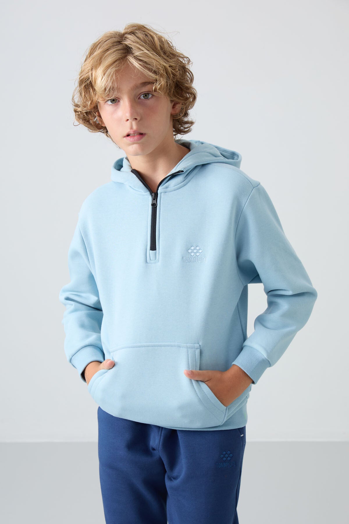 Açık Mavi Pamuklu Kalın İçi Tüylü Yumuşak Dokulu Standart Fit Nakışlı Erkek Çocuk Sweatshirt - 11244