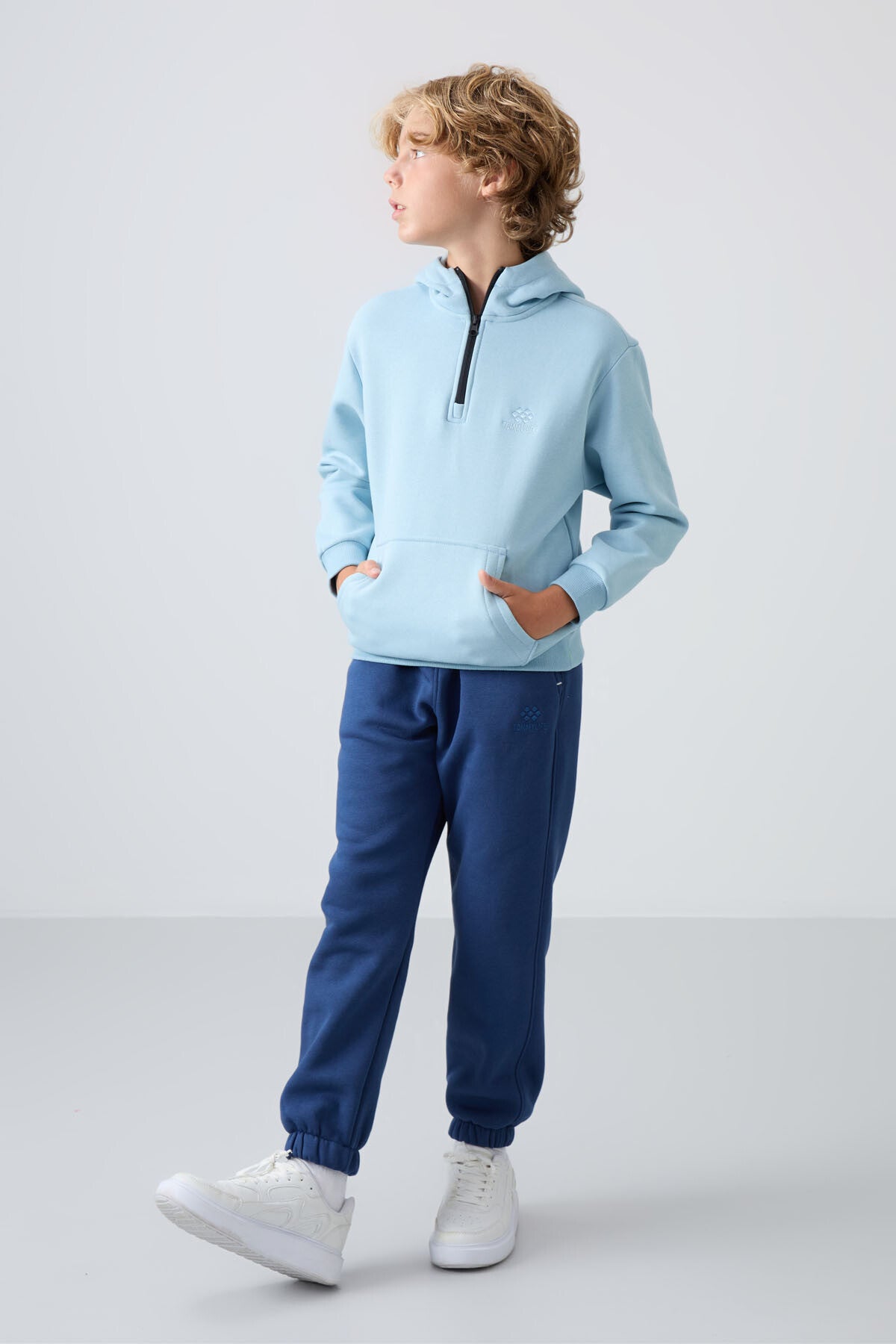 Açık Mavi Pamuklu Kalın İçi Tüylü Yumuşak Dokulu Standart Fit Nakışlı Erkek Çocuk Sweatshirt - 11244