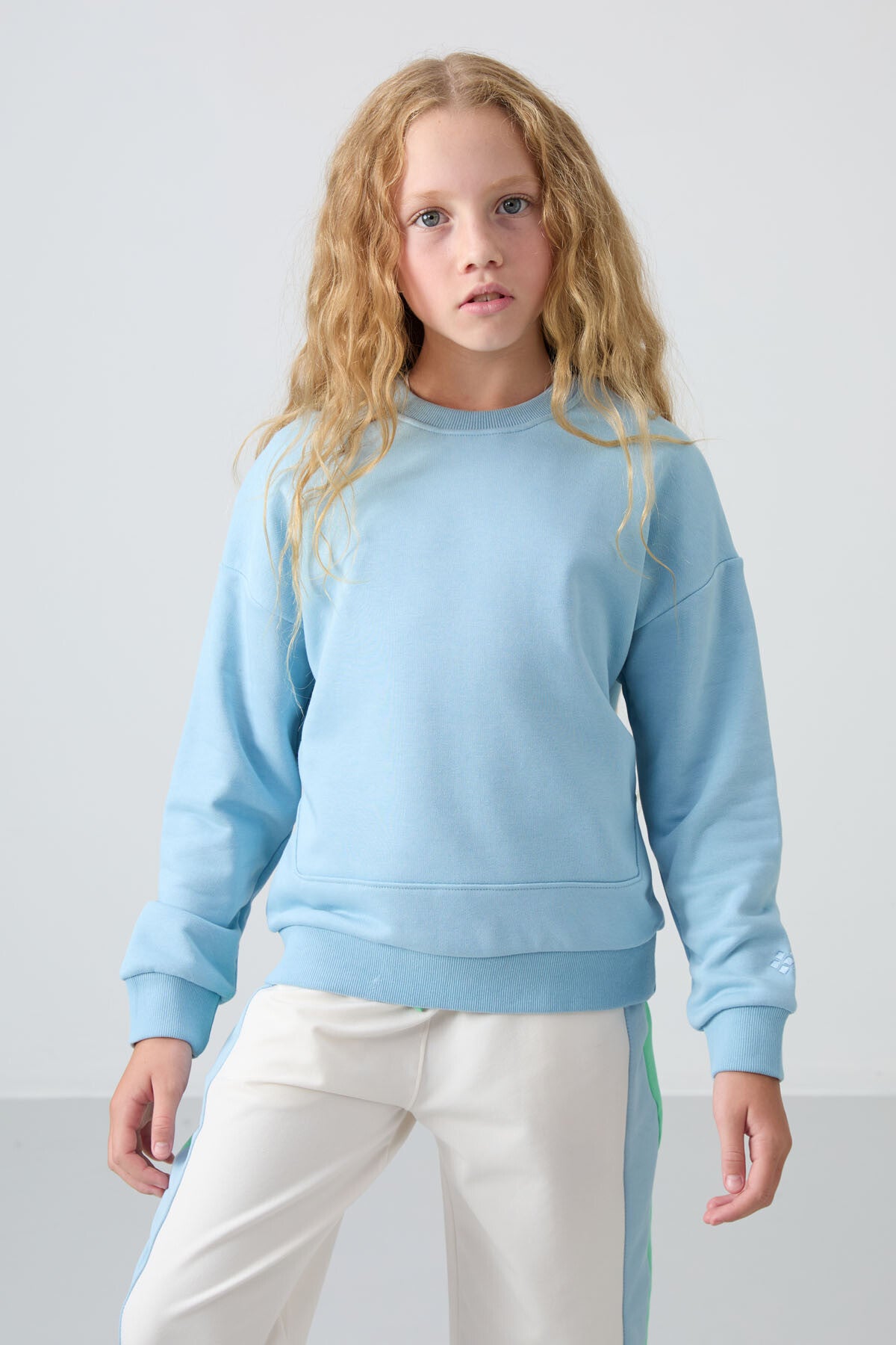 Açık Mavi Pamuklu İçi Tüylü Yumuşak Dokulu Oversize Nakışlı Kız Çocuk Sweatshirt - 75150