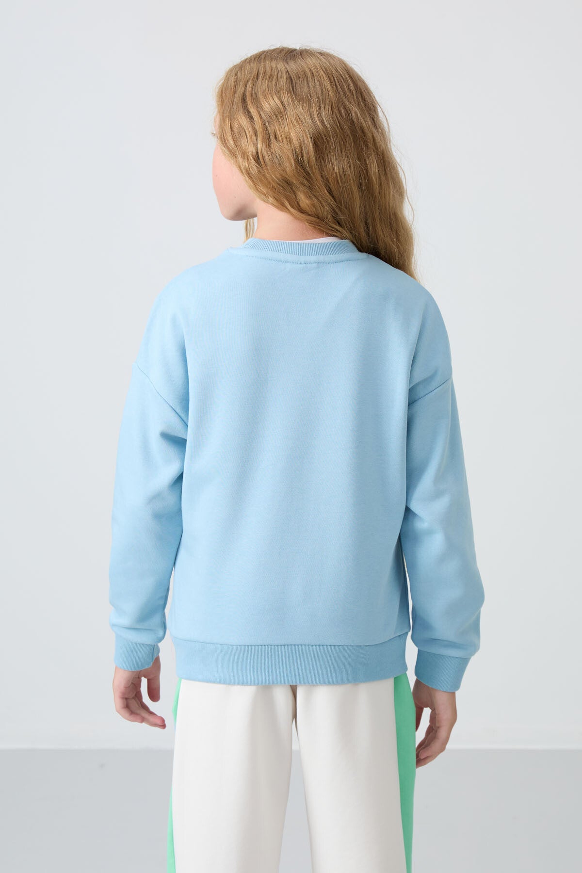 Açık Mavi Pamuklu İçi Tüylü Yumuşak Dokulu Oversize Nakışlı Kız Çocuk Sweatshirt - 75150