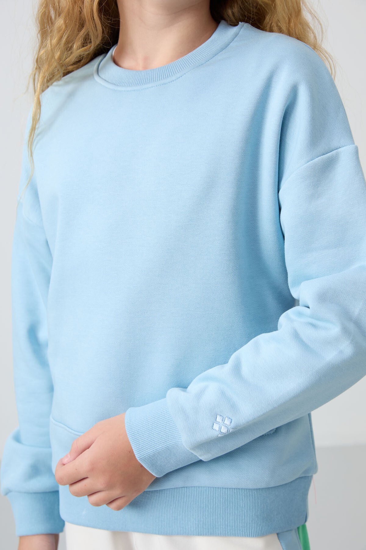 Açık Mavi Pamuklu İçi Tüylü Yumuşak Dokulu Oversize Nakışlı Kız Çocuk Sweatshirt - 75150