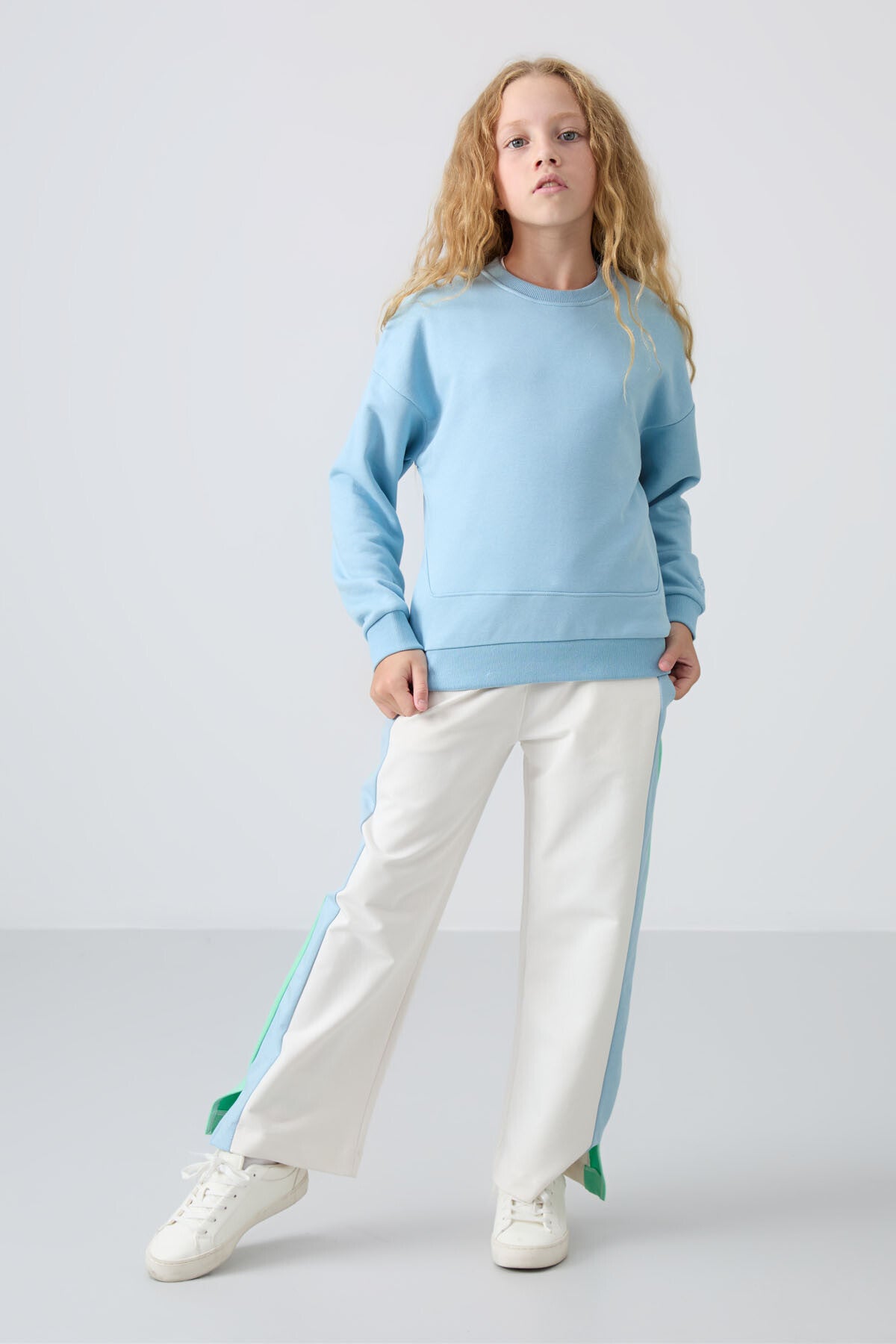 Açık Mavi Pamuklu İçi Tüylü Yumuşak Dokulu Oversize Nakışlı Kız Çocuk Sweatshirt - 75150