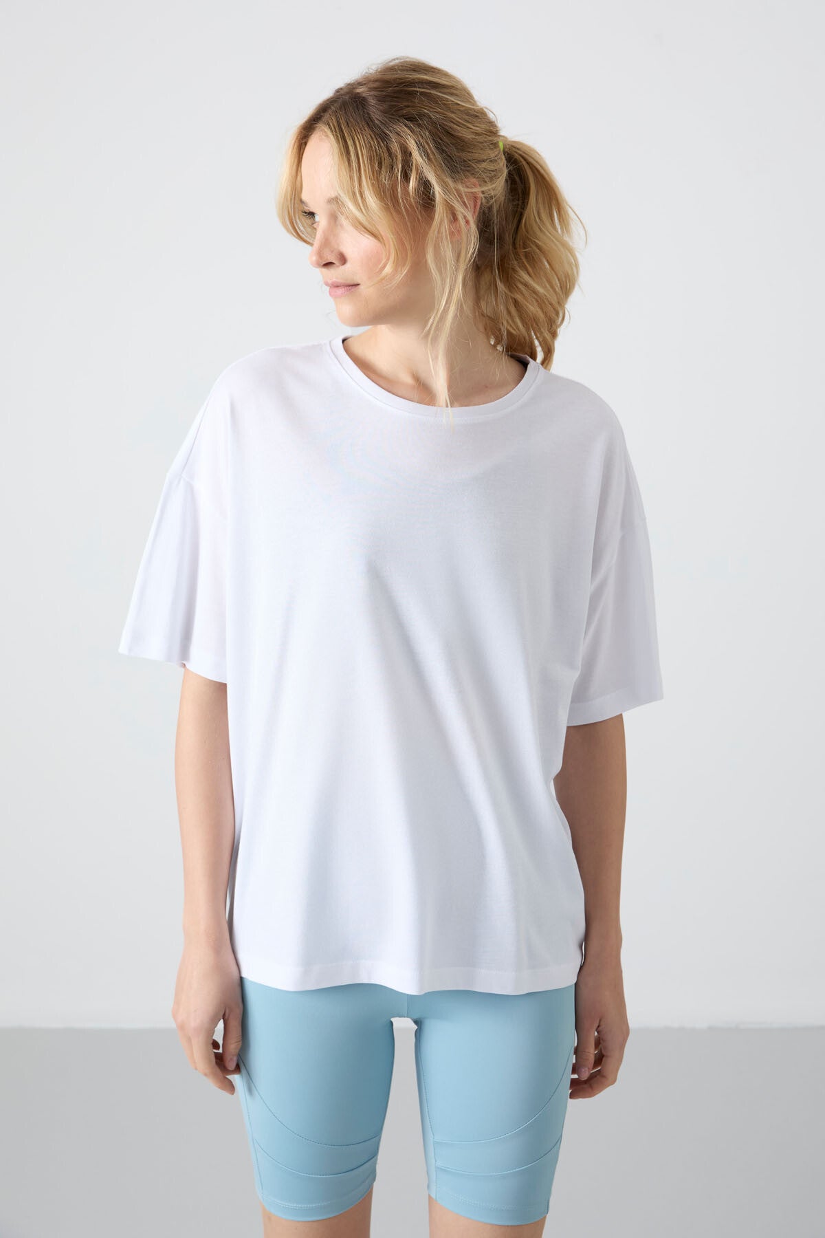 Beyaz Penye Modal Yumuşak Tuşeli Oversize Fit Basic Kadın T-Shirt- 97285