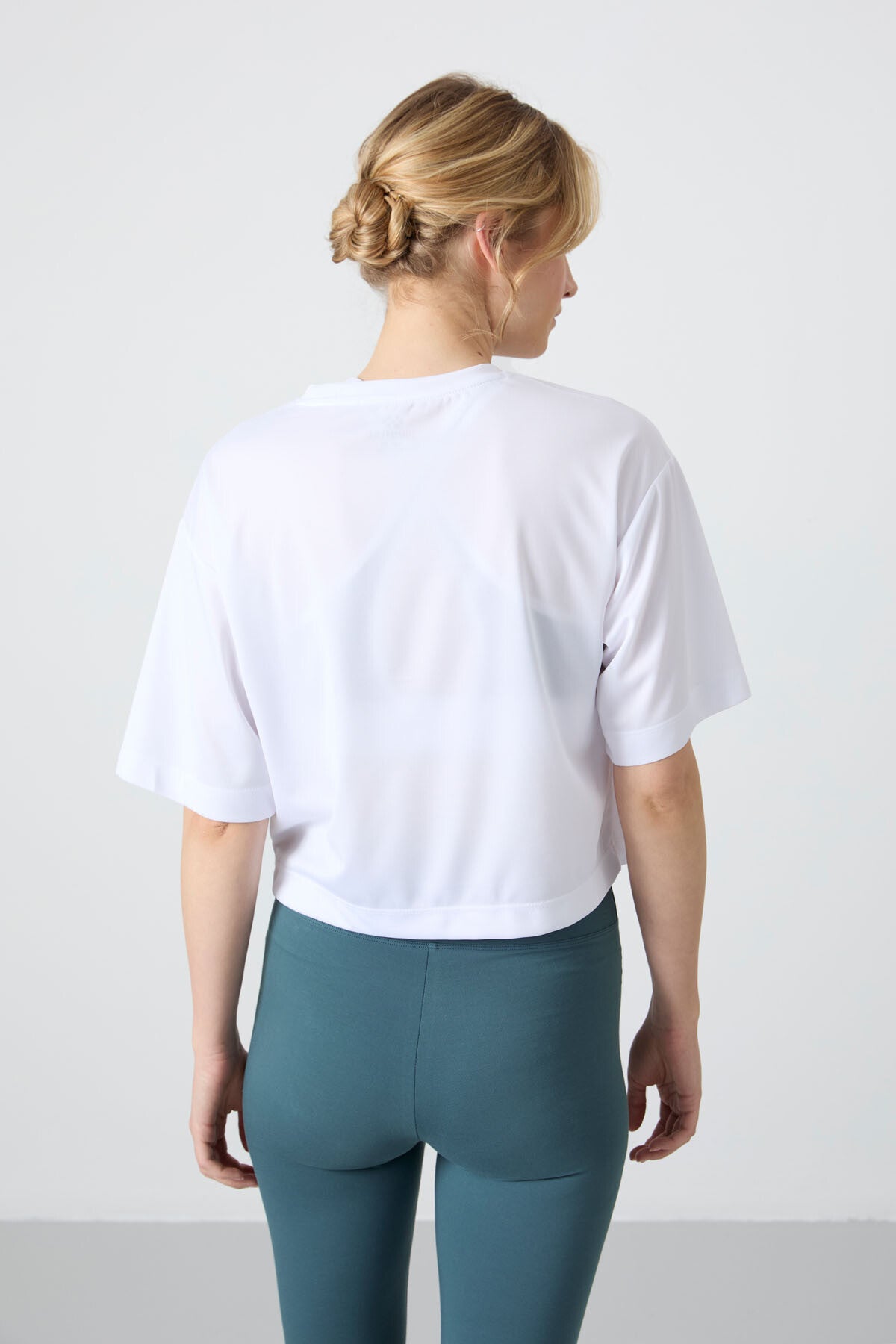 Beyaz Nefes Alan Dokulu İnce Esnek Oversize Fit Performans Kadın T-Shirt - 97284