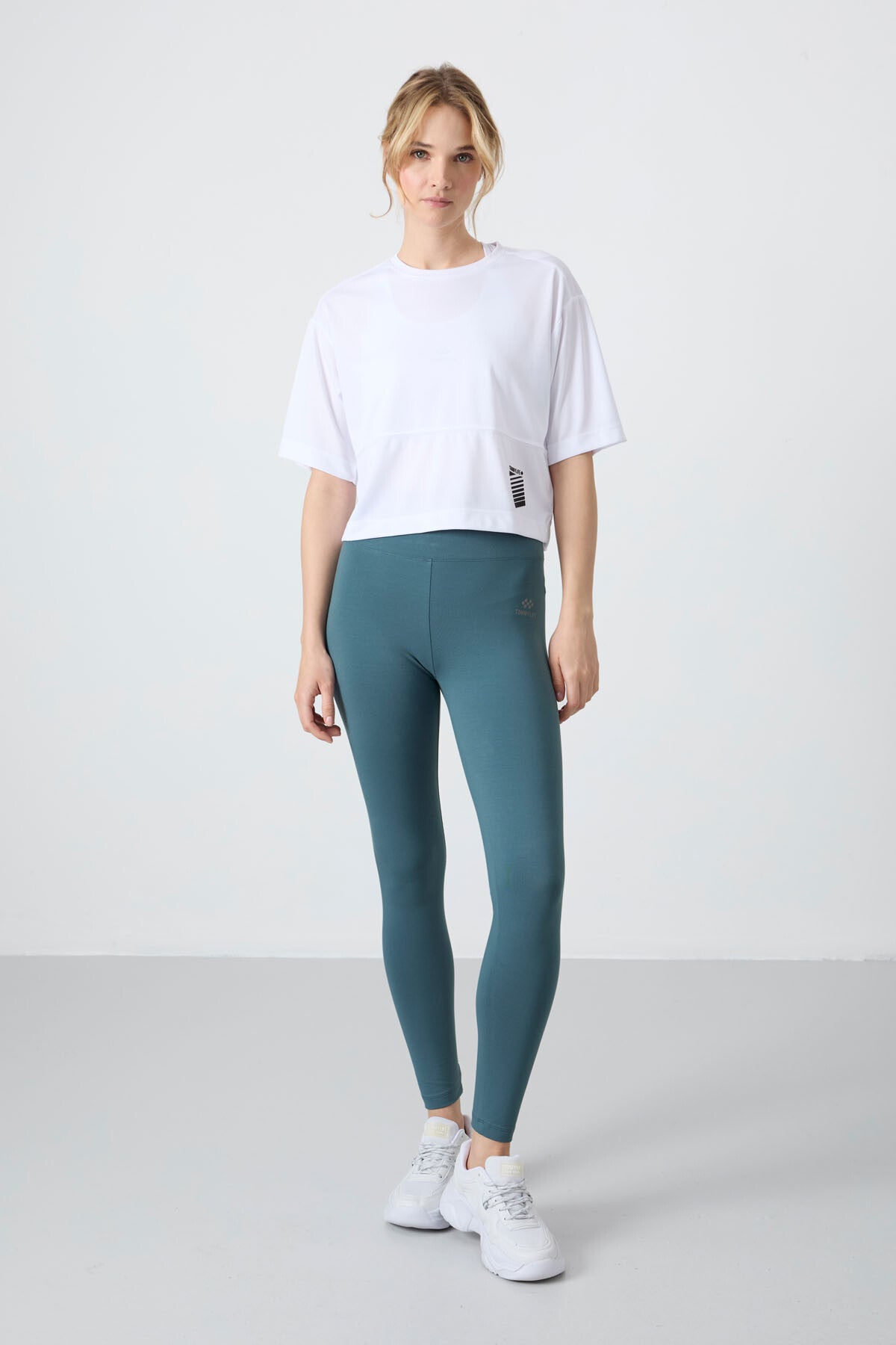 Beyaz Nefes Alan Dokulu İnce Esnek Oversize Fit Performans Kadın T-Shirt - 97284
