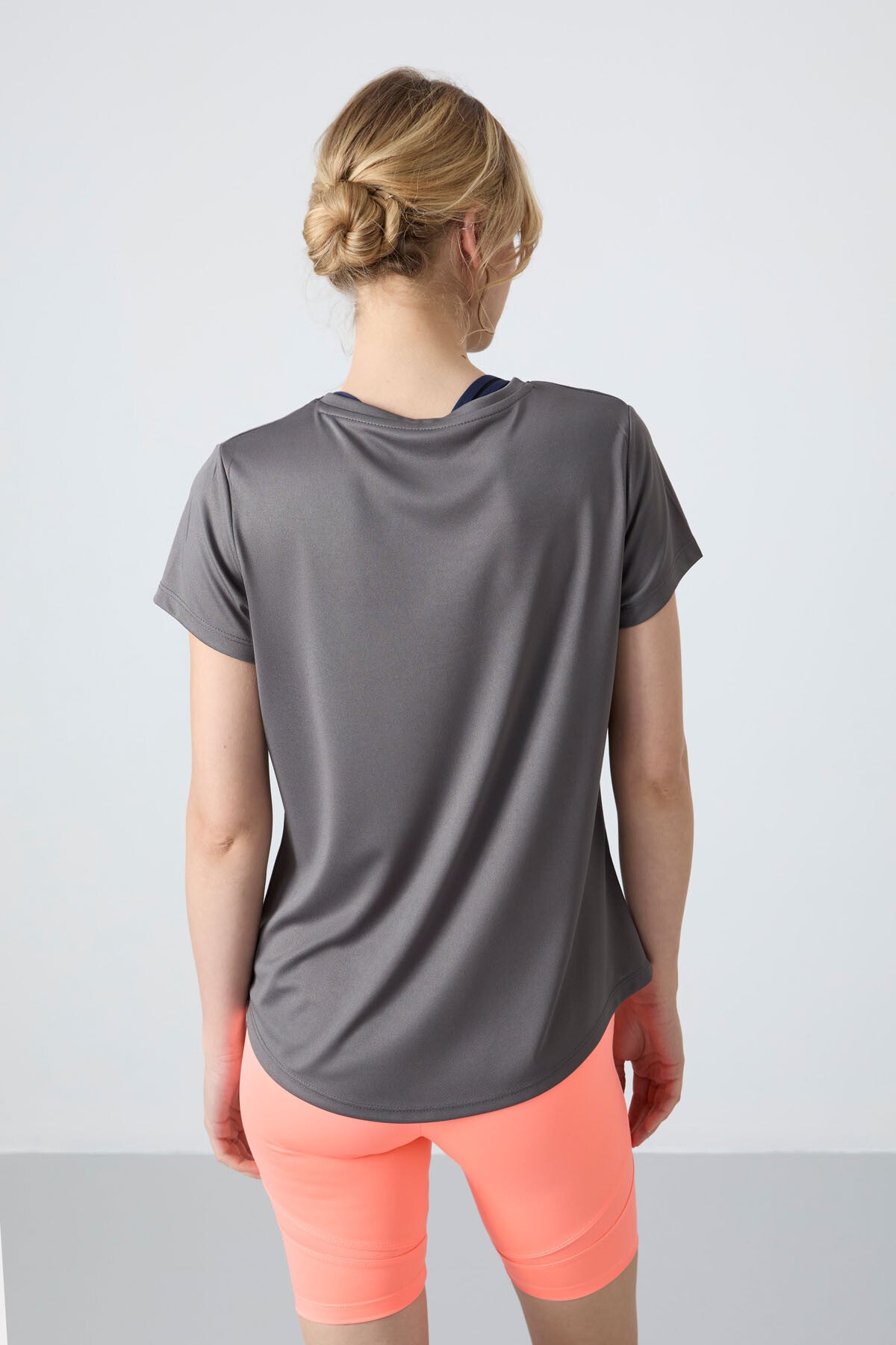 Koyu Gri Nefes Alan Dokulu İnce Esnek Standart Fit Performans Kadın T-Shirt - 97283