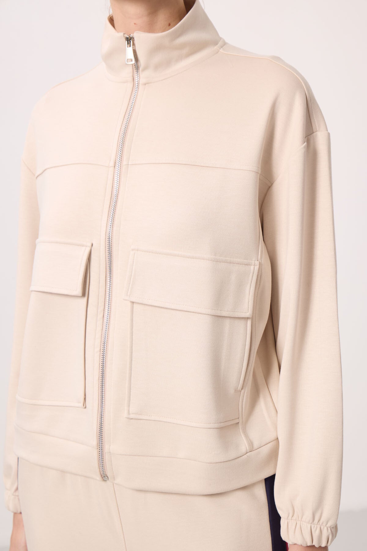 Bej Yumuşak Dokulu Dik Yaka Oversize Kargo Cepli Kadın Crop Top Sweatshirt - 97301