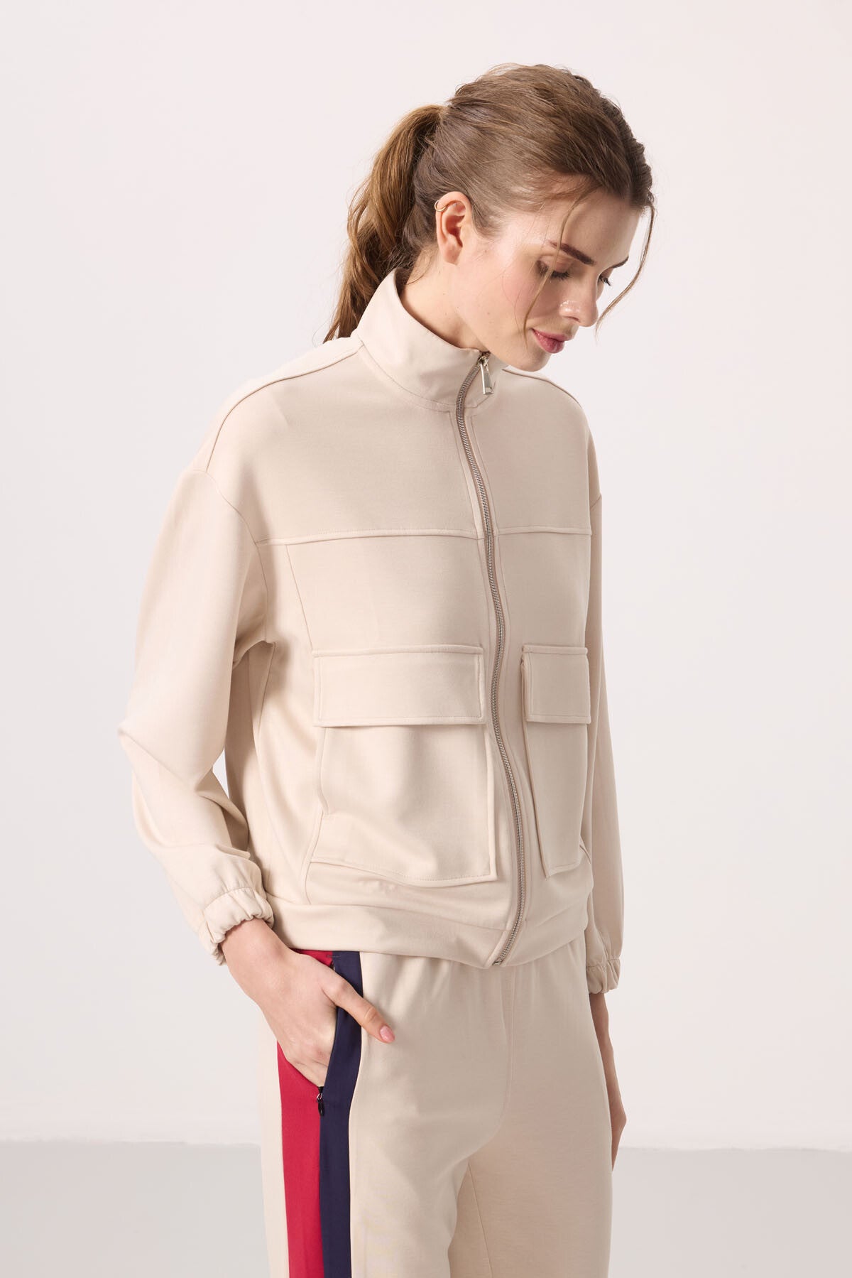 Bej Yumuşak Dokulu Dik Yaka Oversize Kargo Cepli Kadın Crop Top Sweatshirt - 97301