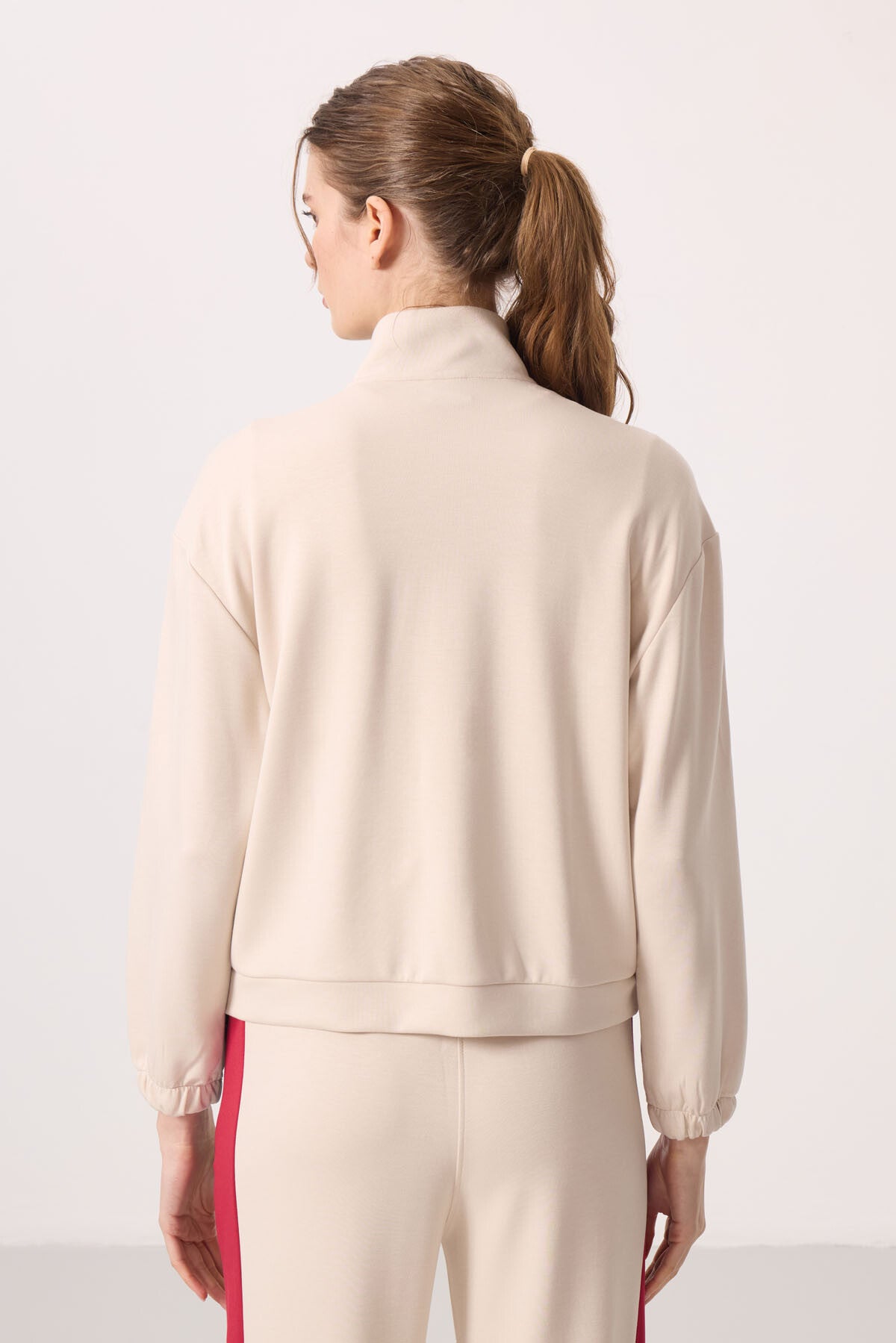 Bej Yumuşak Dokulu Dik Yaka Oversize Kargo Cepli Kadın Crop Top Sweatshirt - 97301