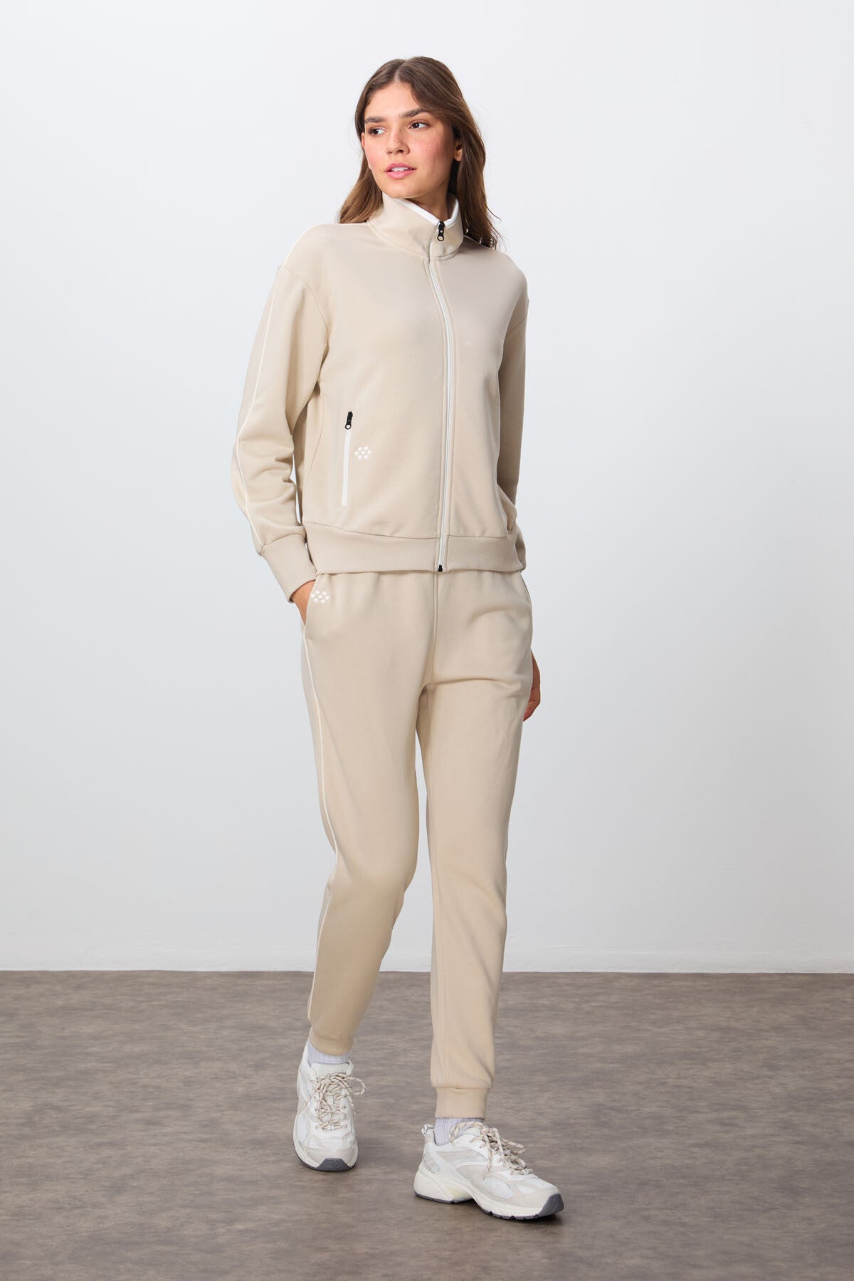 Bej Kompakt Pamuklu Kalın Pürüzsüz Dokulu Dik Yaka Oversize Fit Kadın Eşofman Takım - 95340
