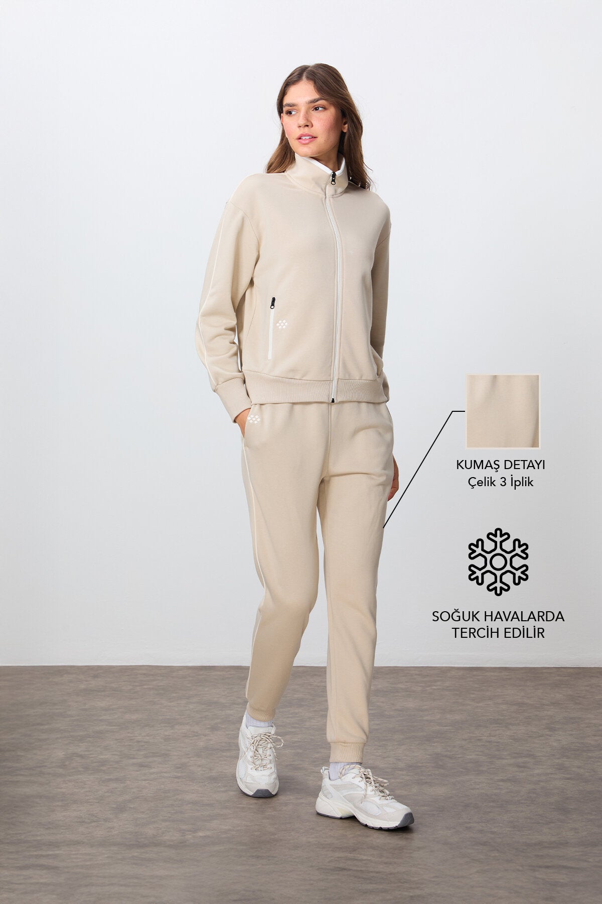 Bej Kompakt Pamuklu Kalın Pürüzsüz Dokulu Dik Yaka Oversize Fit Kadın Eşofman Takım - 95340