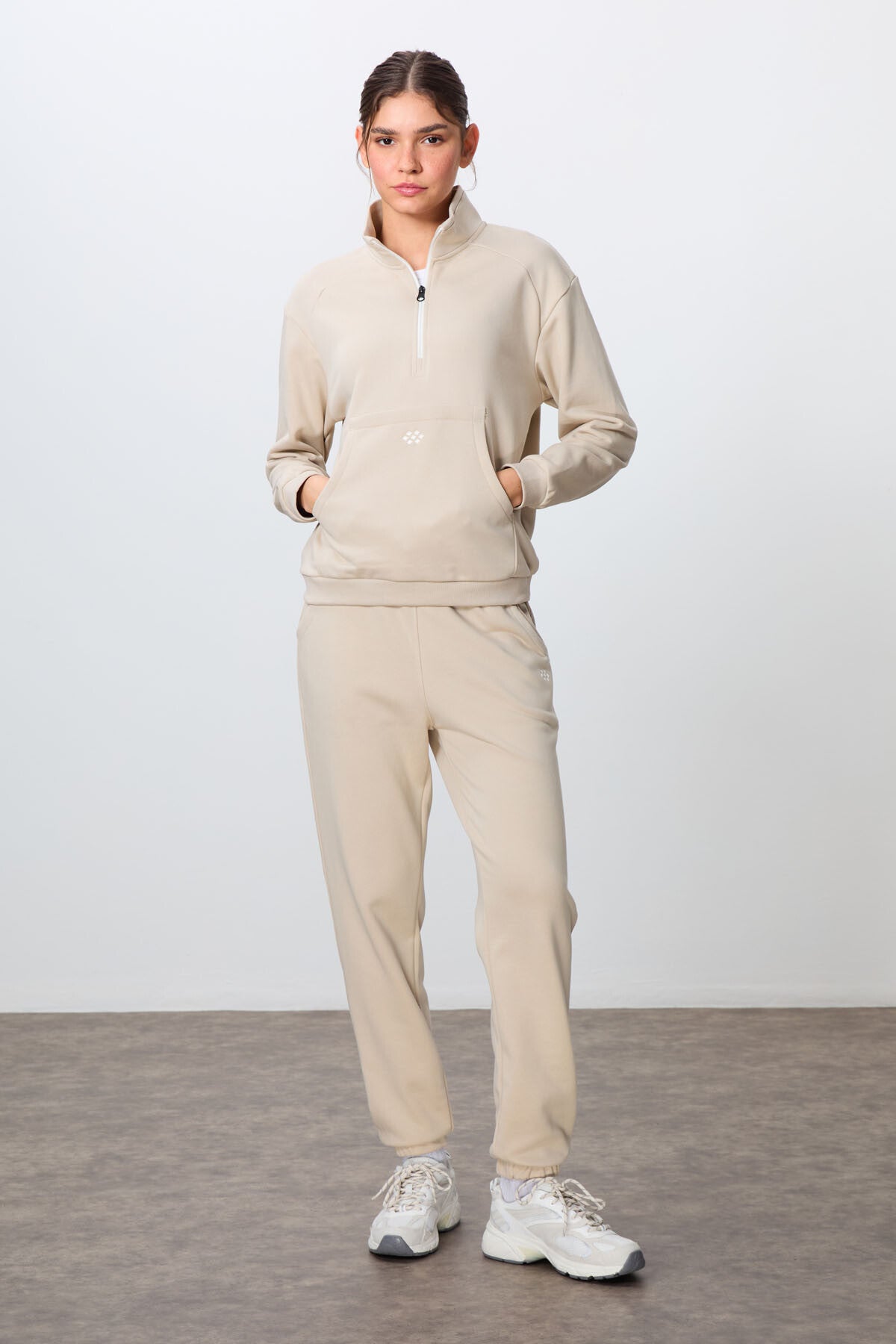 Bej Kompakt Pamuklu Kalın Pürüzsüz Dokulu Dik Yaka Oversize Fit Kadın Eşofman Takım - 95342