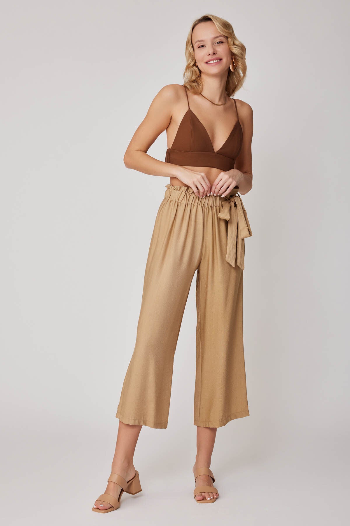 Belde Kuşak Detaylı Geniş Paça Pantolon