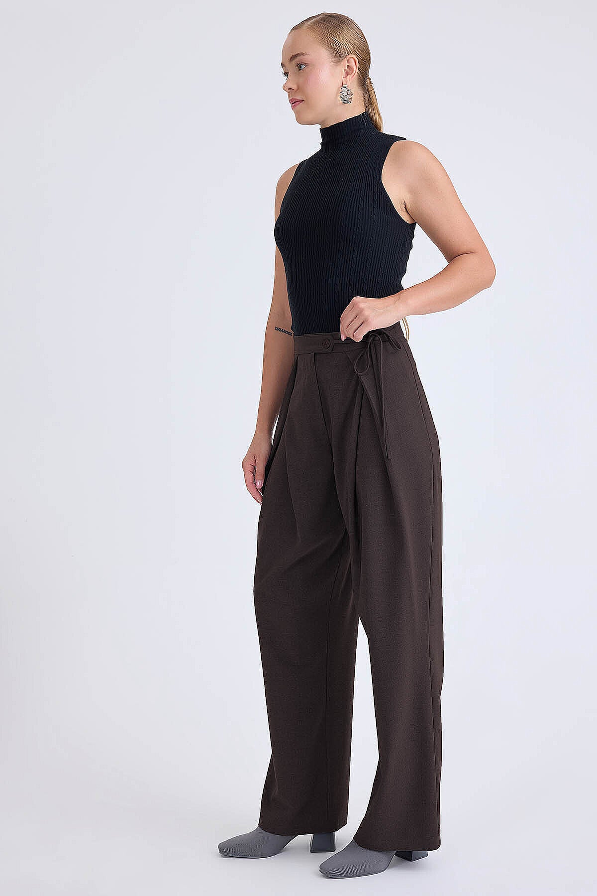 Beli Bağcıklı Geniş Paça Pantolon